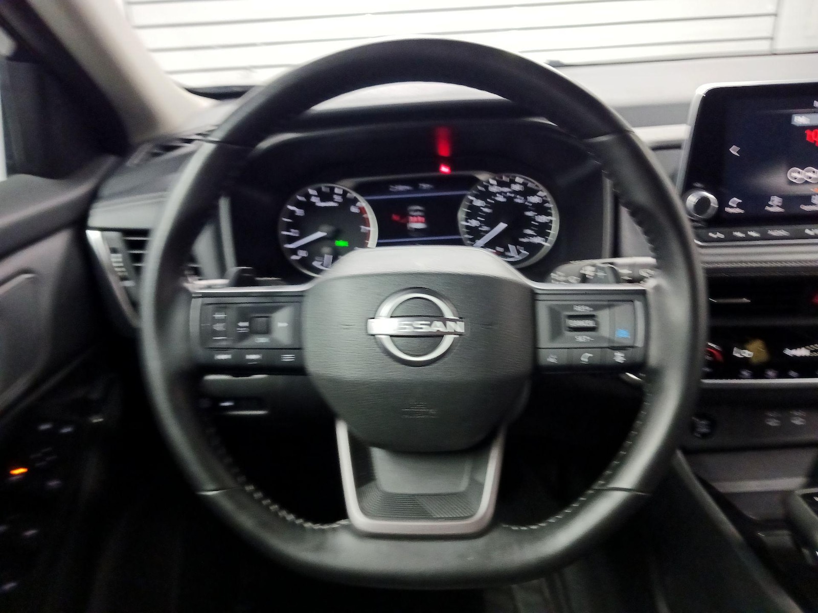 2025 Nissan Rogue SV - Photo 11