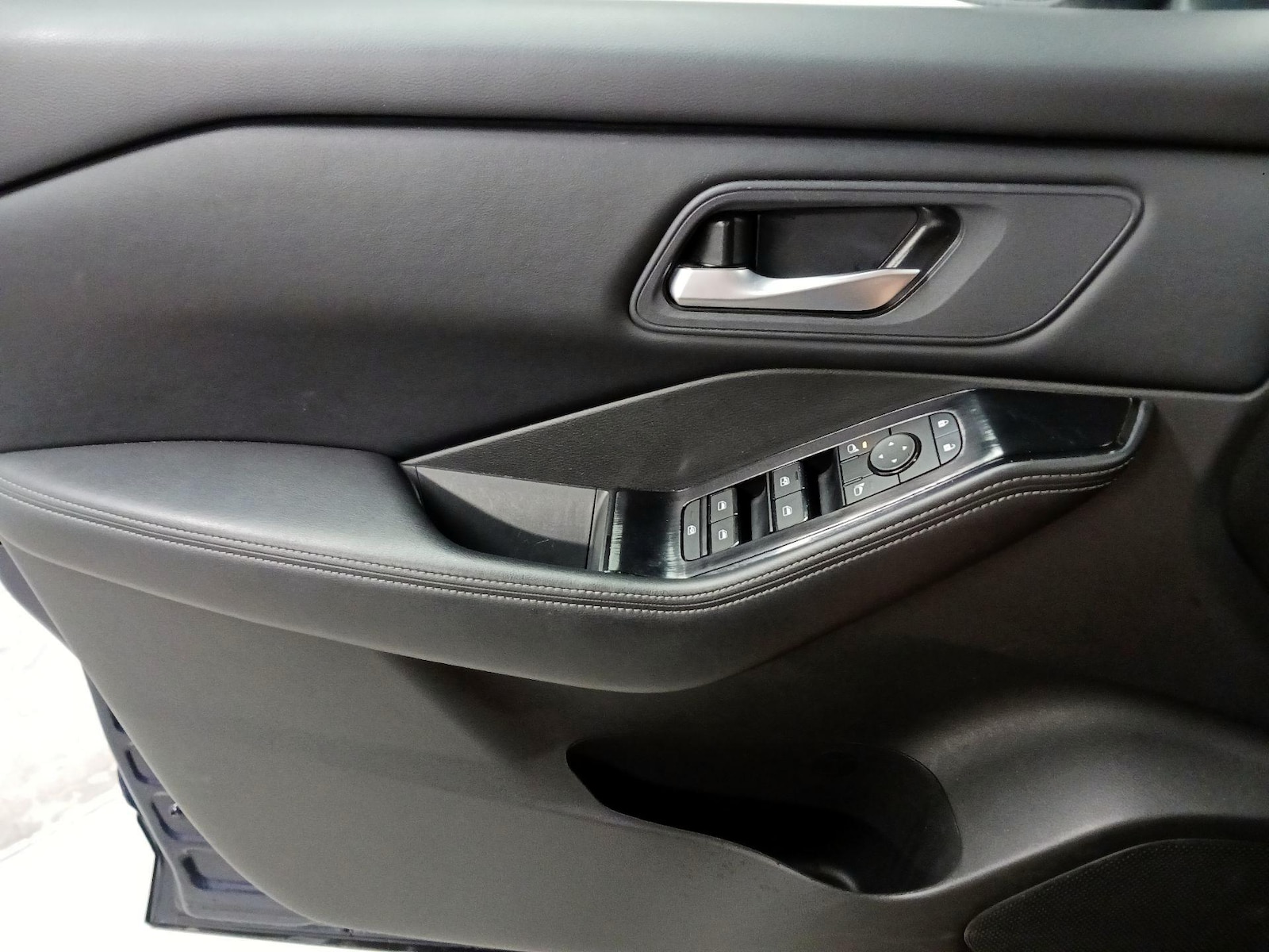 2025 Nissan Rogue SV - Photo 13