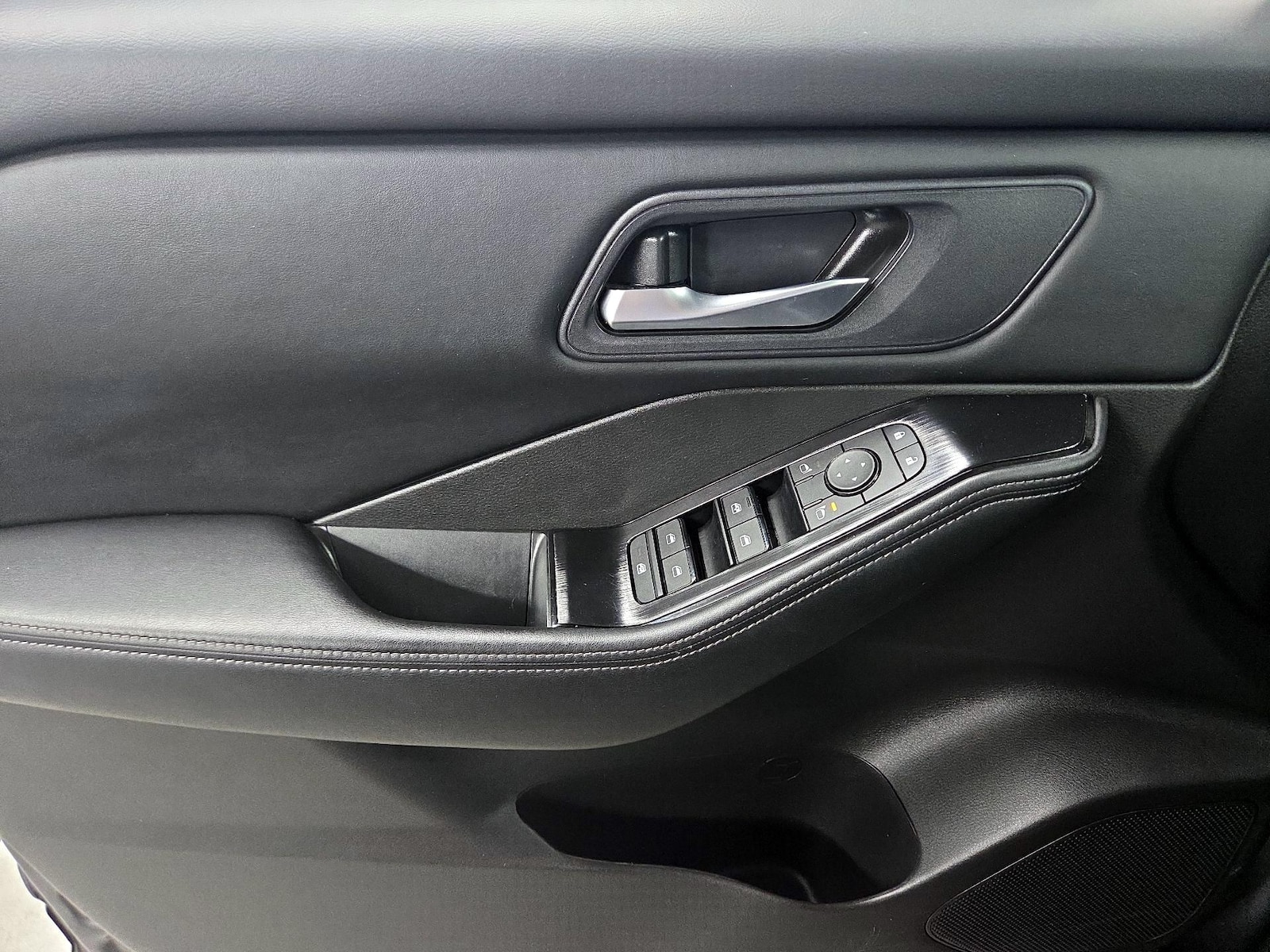 2025 Nissan Rogue SV - Photo 13