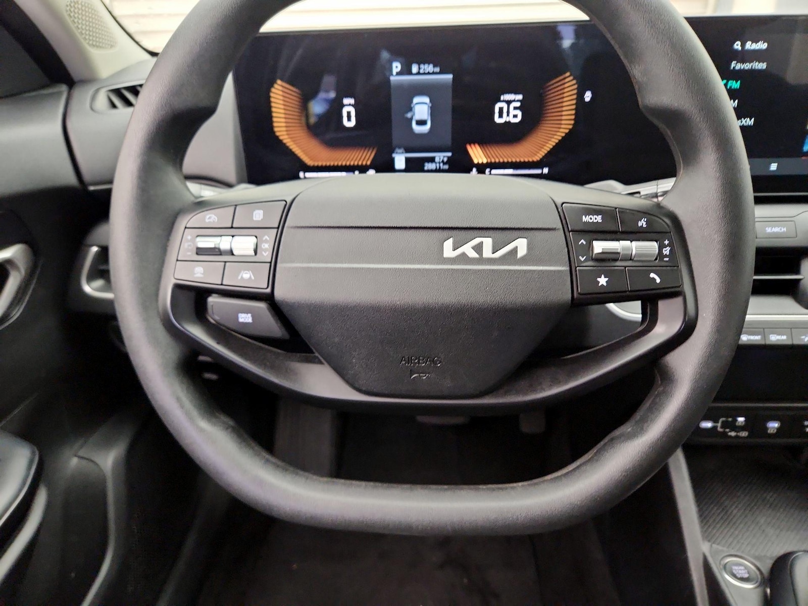 2025 Kia K4 LXS - Photo 11