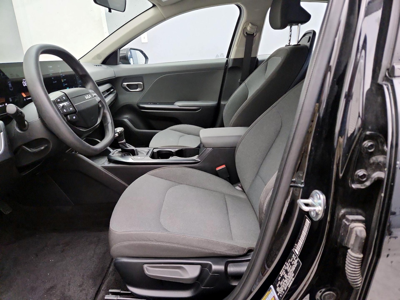 2025 Kia K4 LXS - Photo 12