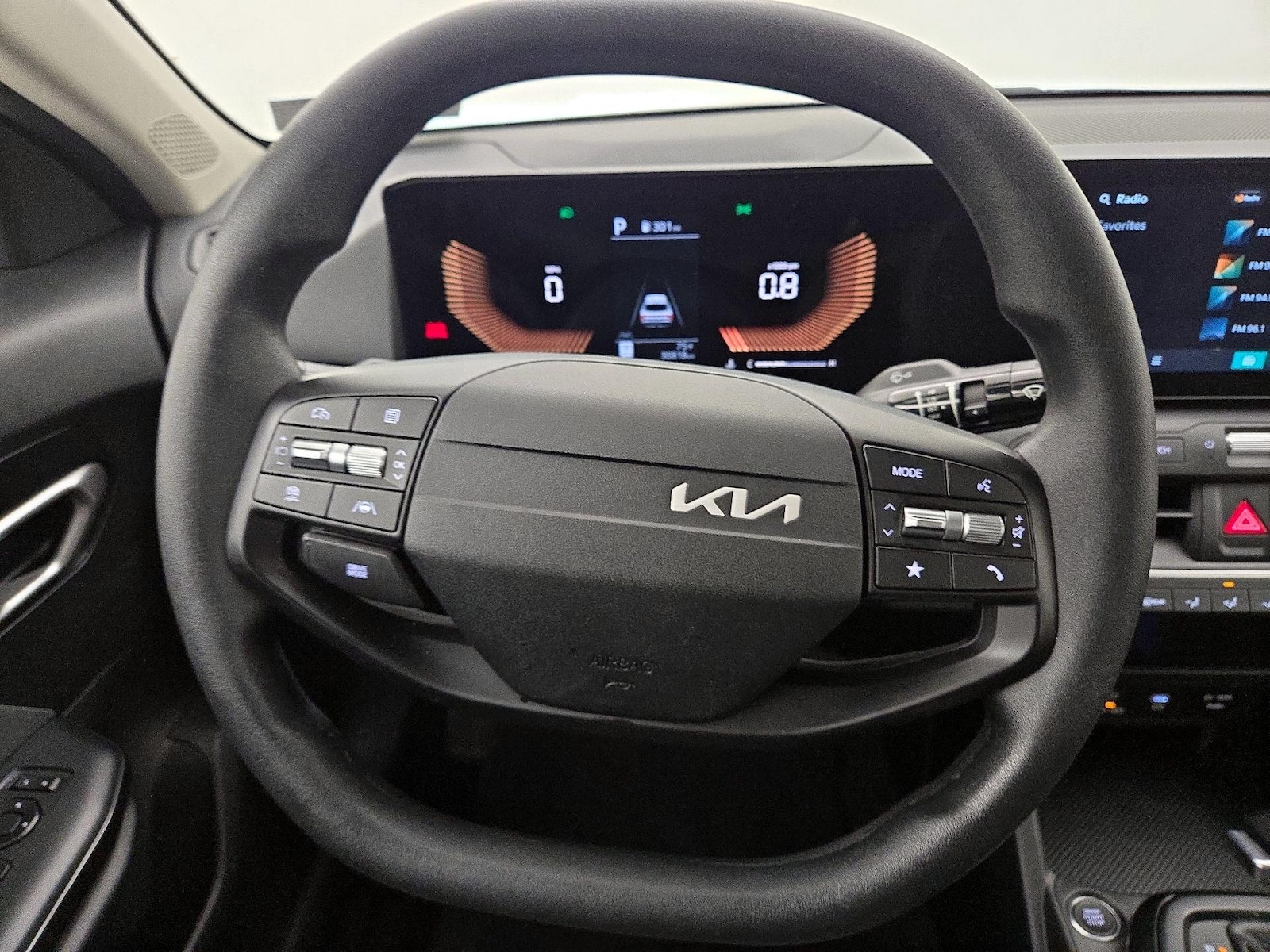 2025 Kia K4 LXS - Photo 11