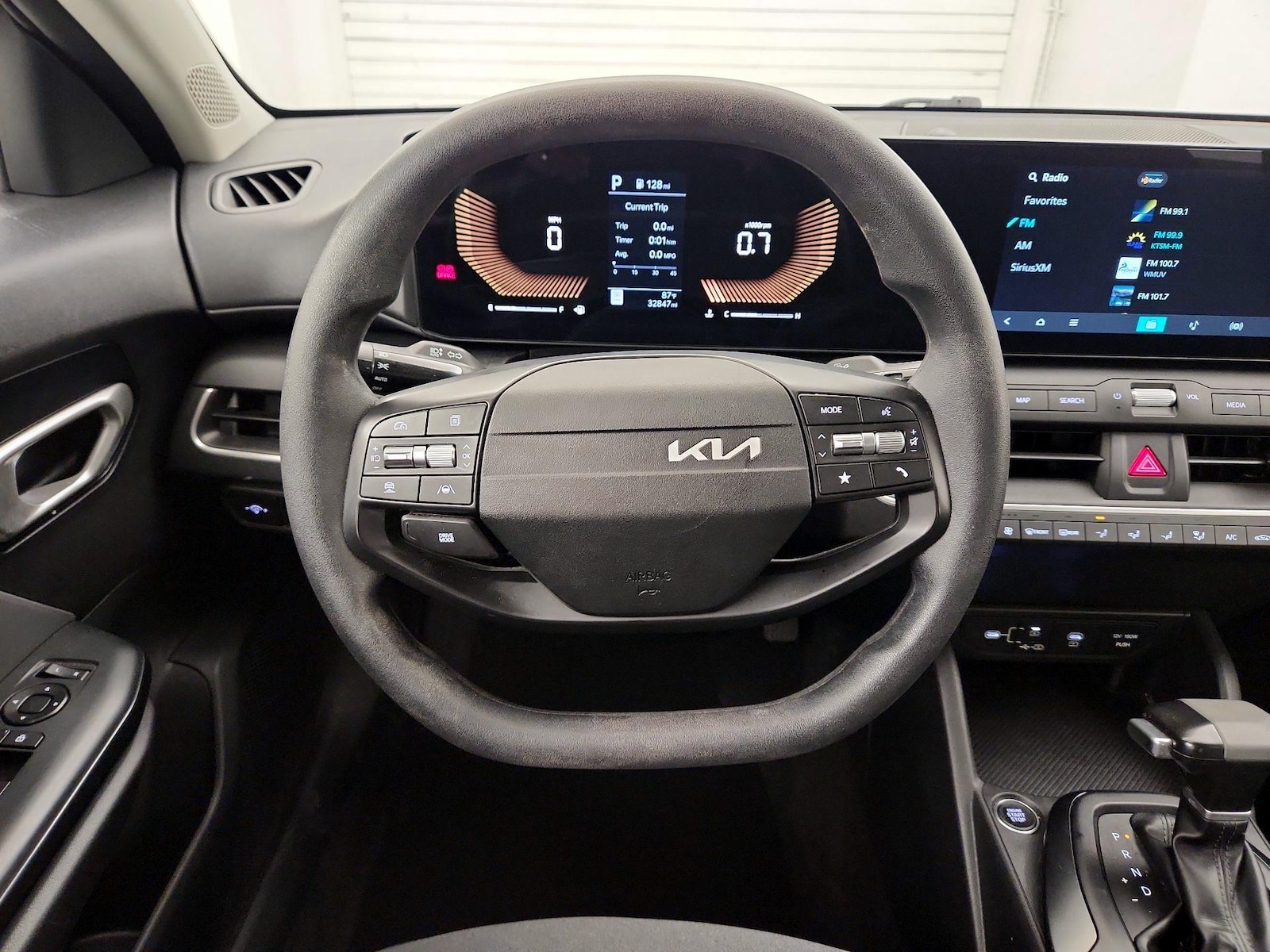 2025 Kia K4 LXS - Photo 11