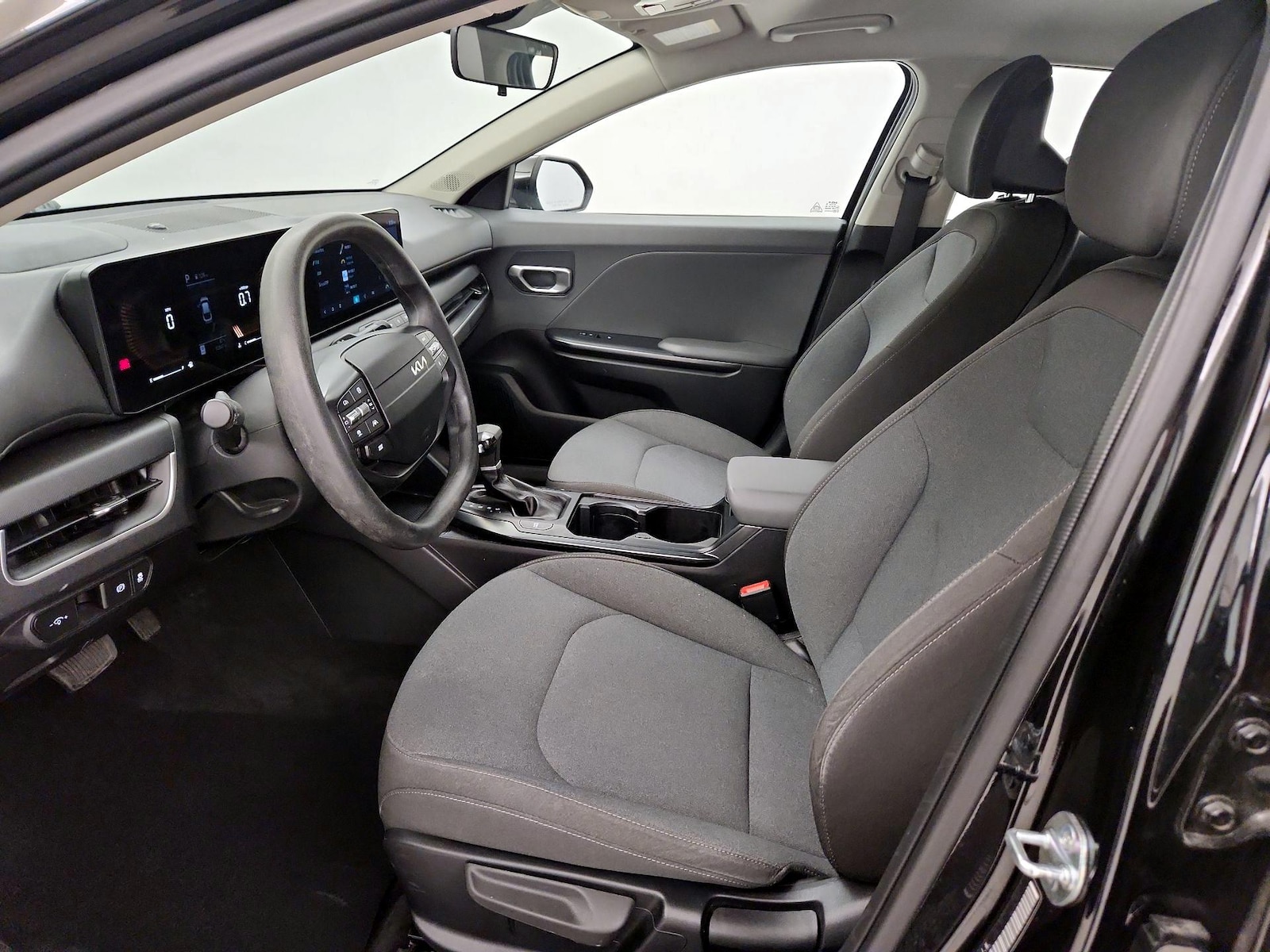 2025 Kia K4 LXS - Photo 12
