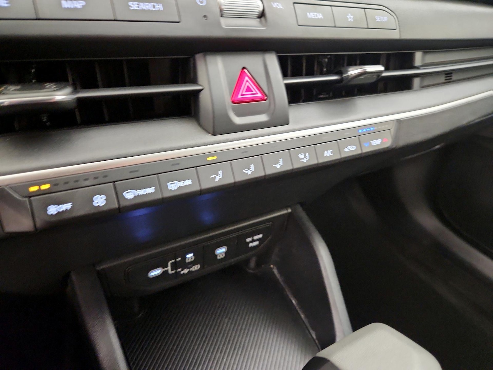 2025 Kia K4 LXS - Photo 17