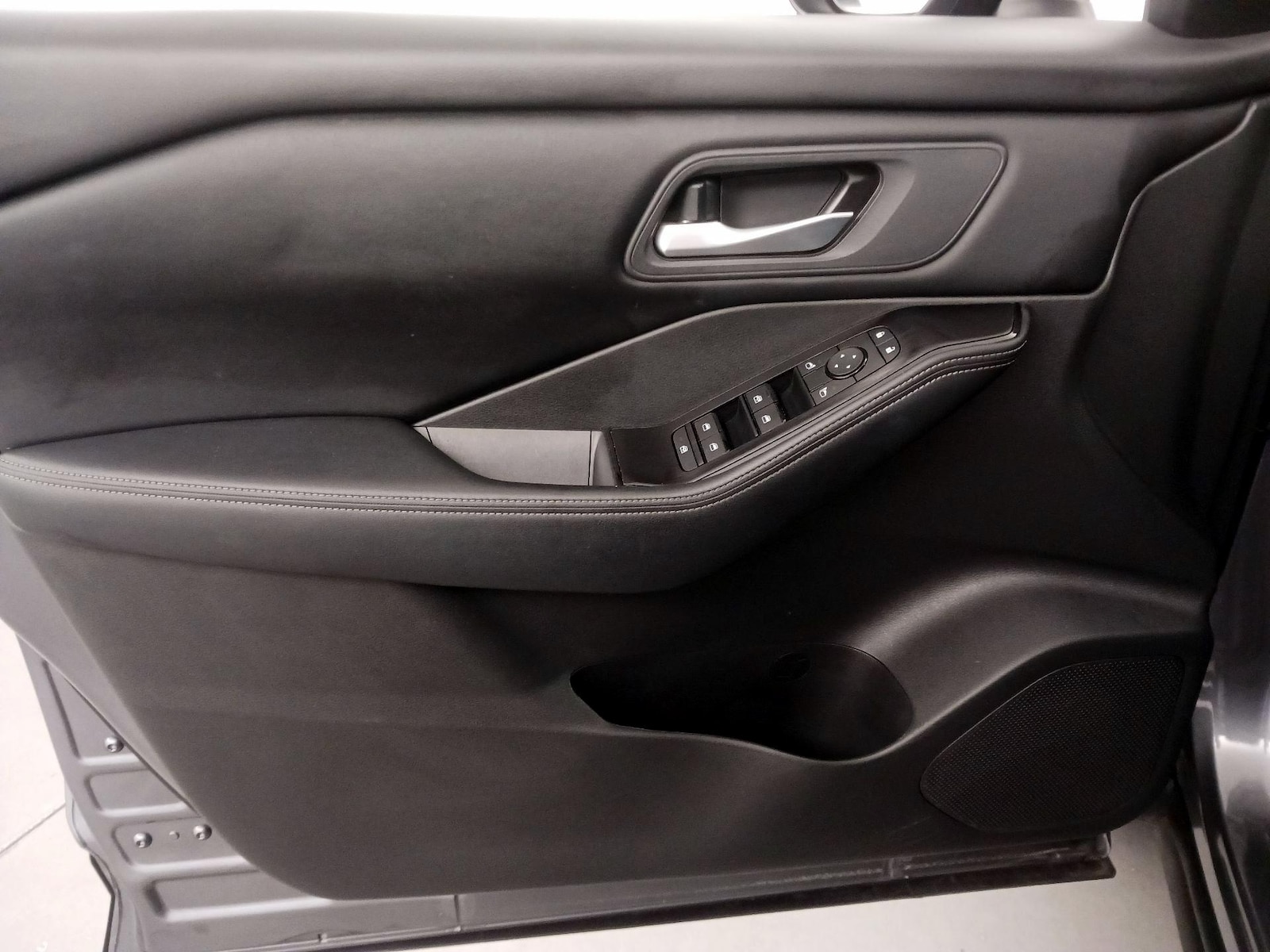 2025 Nissan Rogue SV - Photo 13