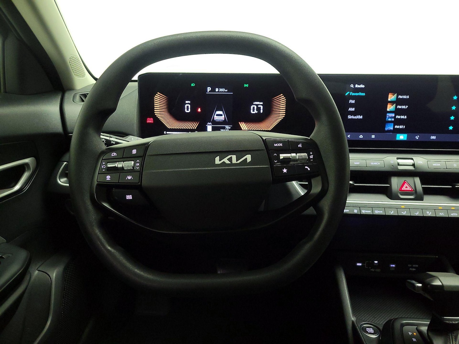 2025 Kia K4 LXS - Photo 11