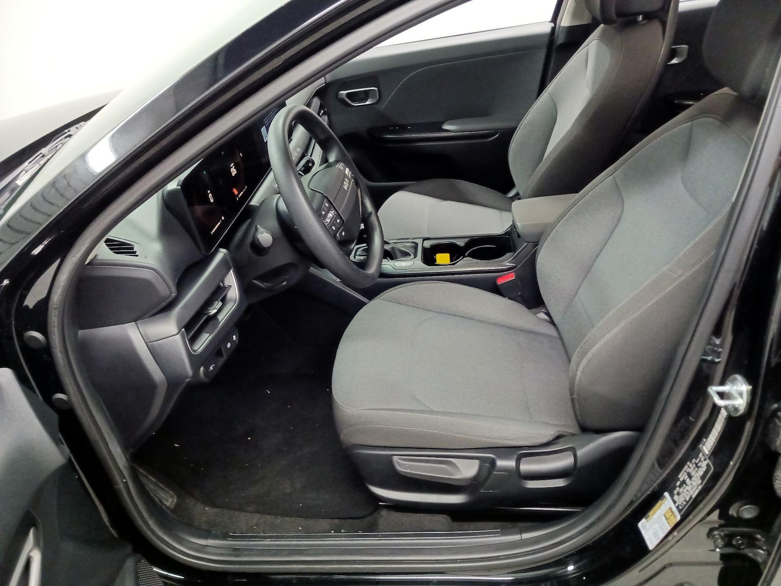 2025 Kia K4 LXS - Photo 12
