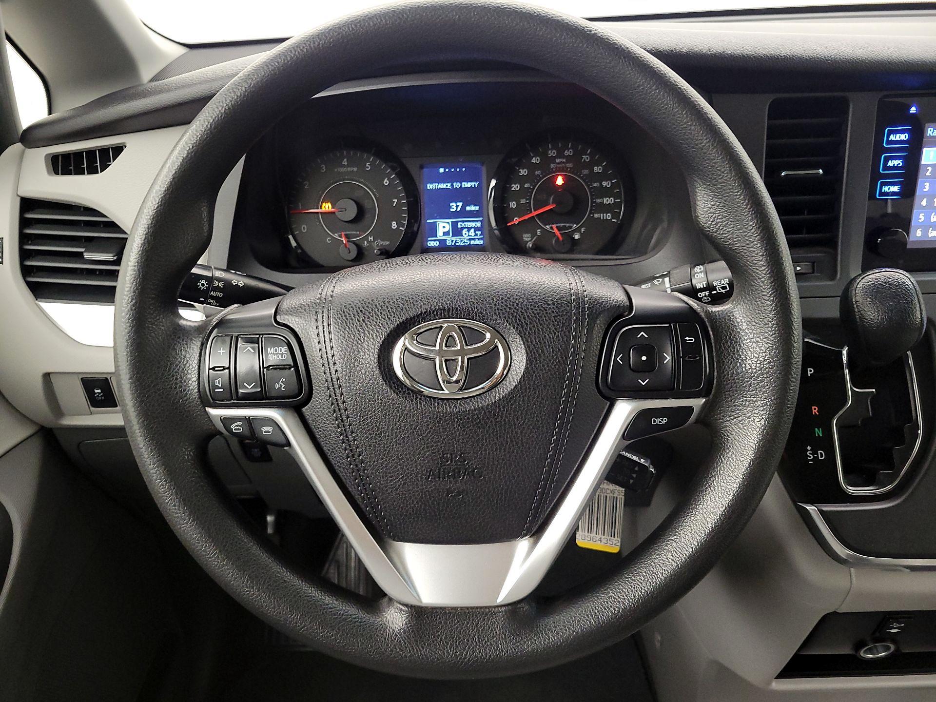 Thumbnail: 2015 Toyota Sienna - 10