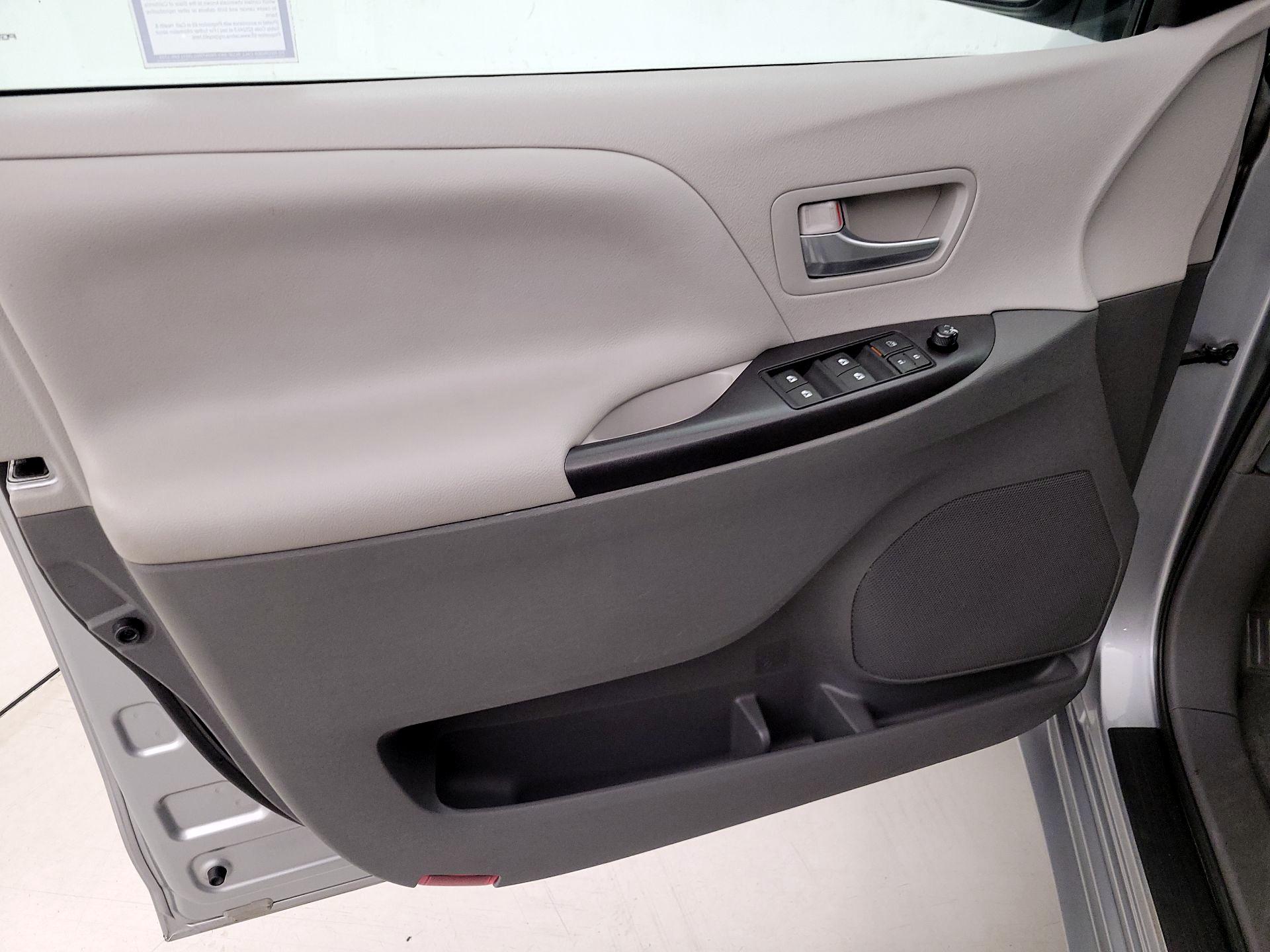Thumbnail: 2015 Toyota Sienna - 12