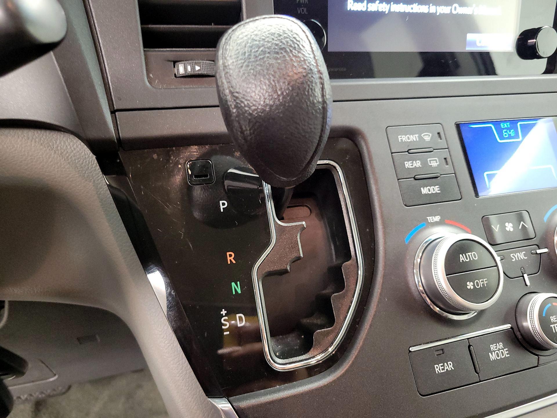 Thumbnail: 2015 Toyota Sienna - 17