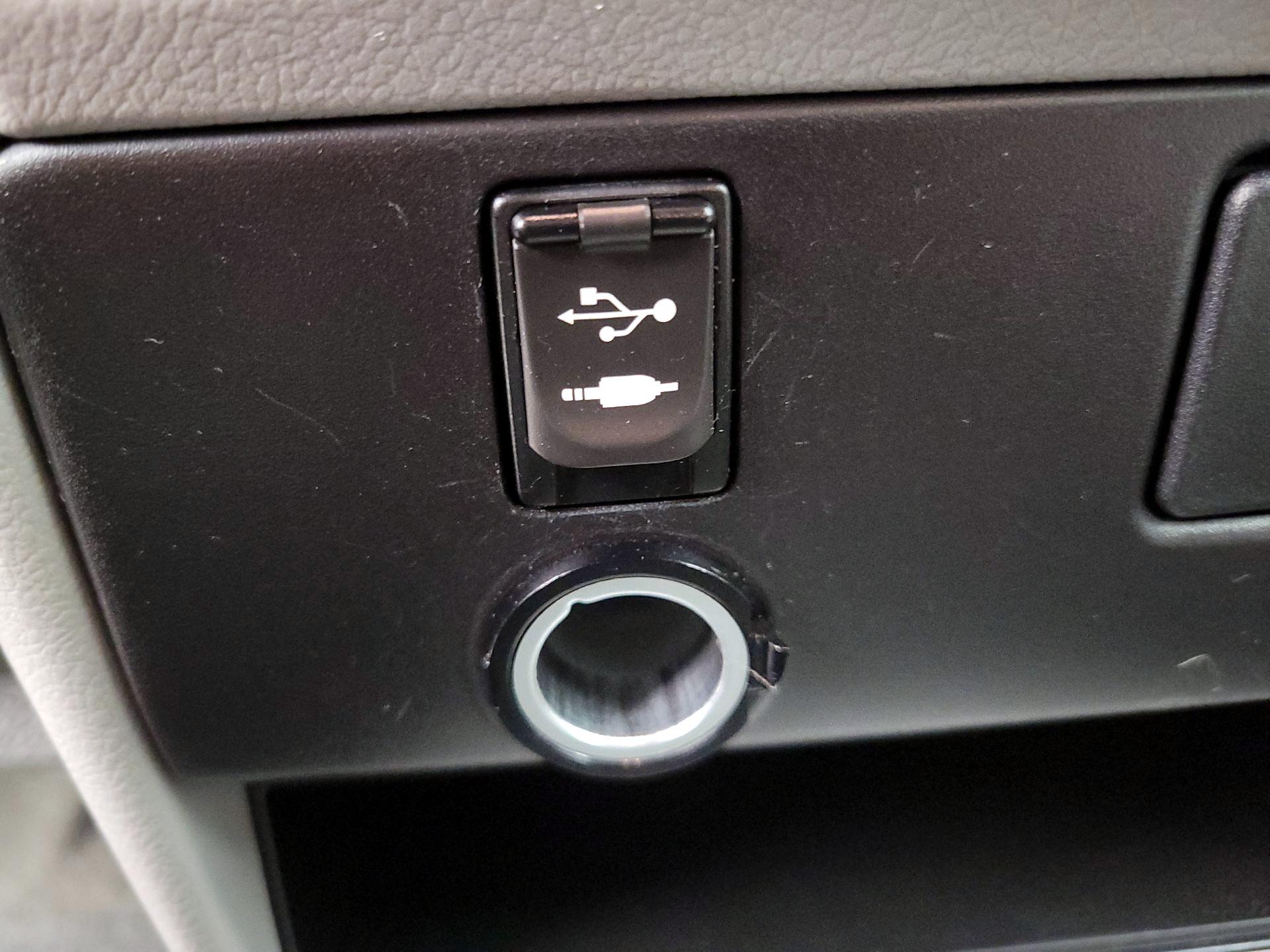 Thumbnail: 2015 Toyota Sienna - 18