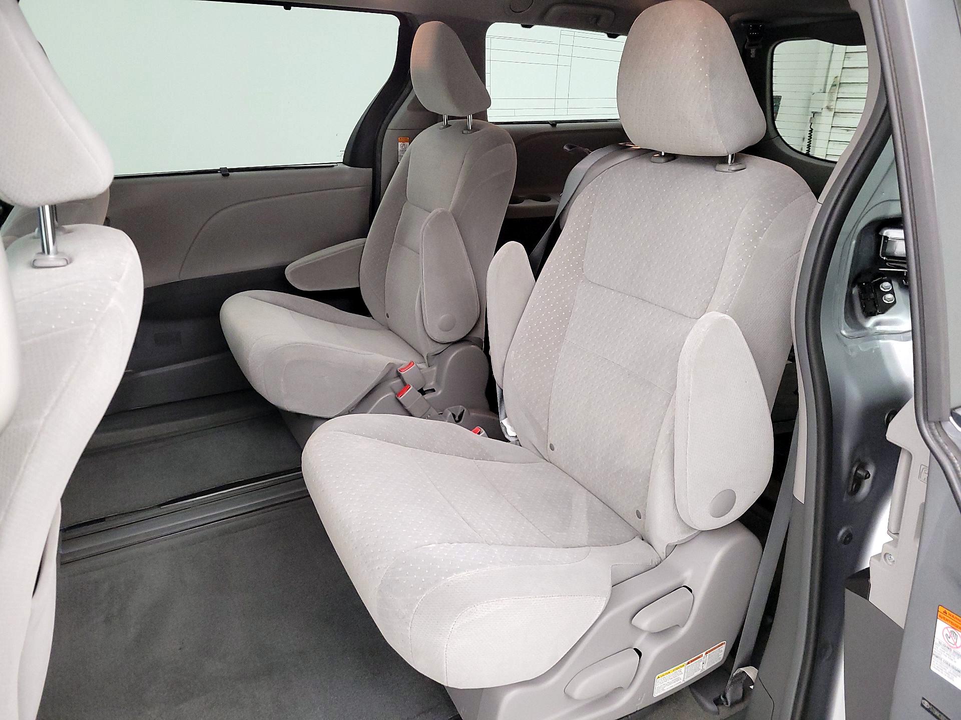 Thumbnail: 2015 Toyota Sienna - 19