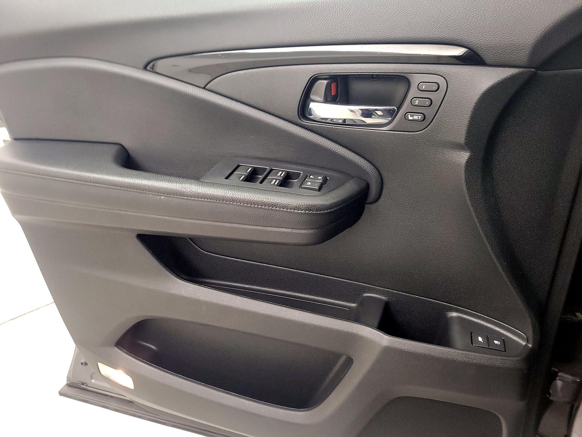 Thumbnail: 2019 Honda Pilot - 12