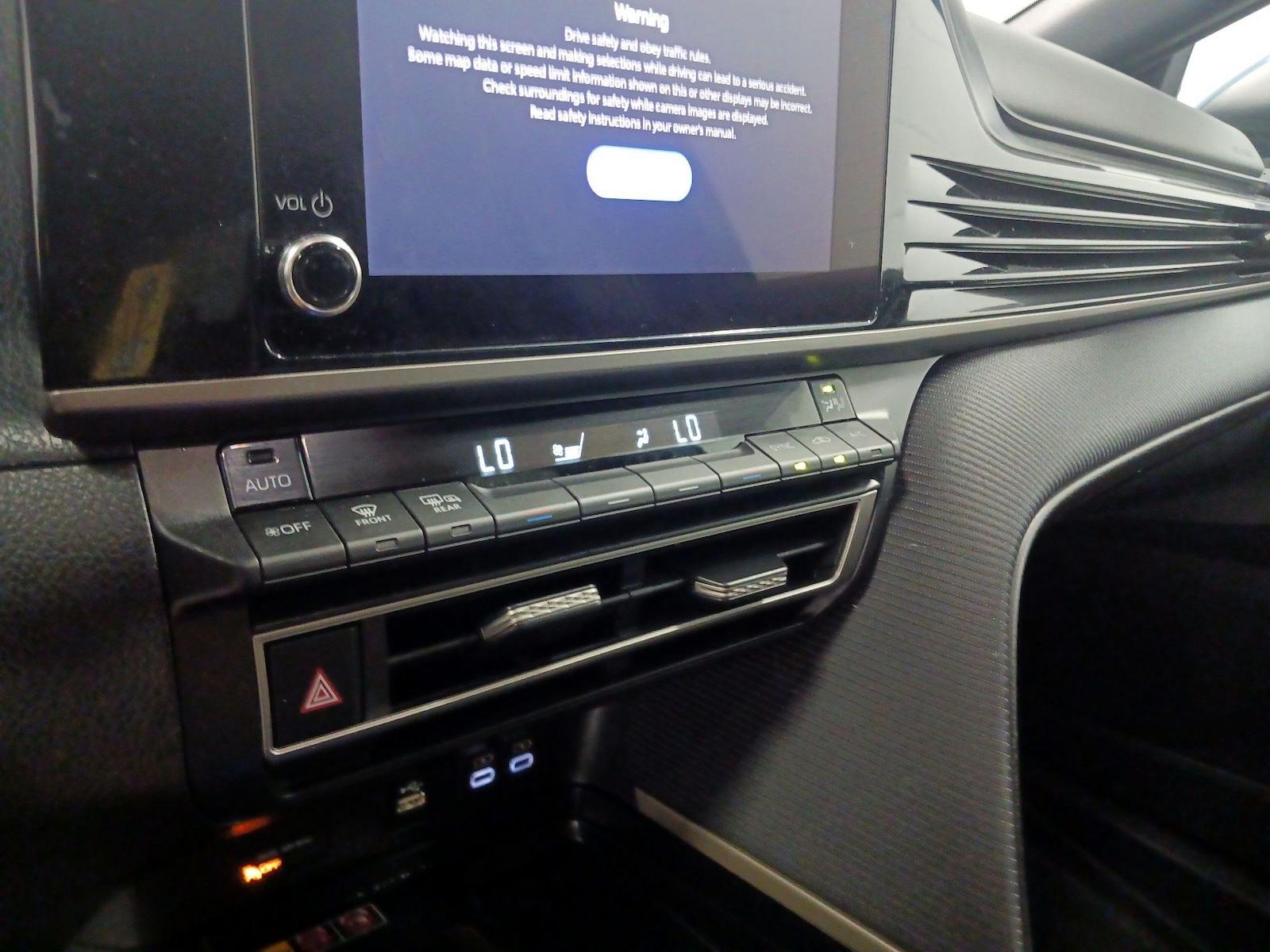 2025 Toyota Camry SE - Photo 15