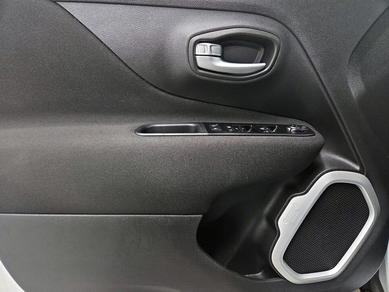 2020 Jeep Renegade Latitude - Photo 11