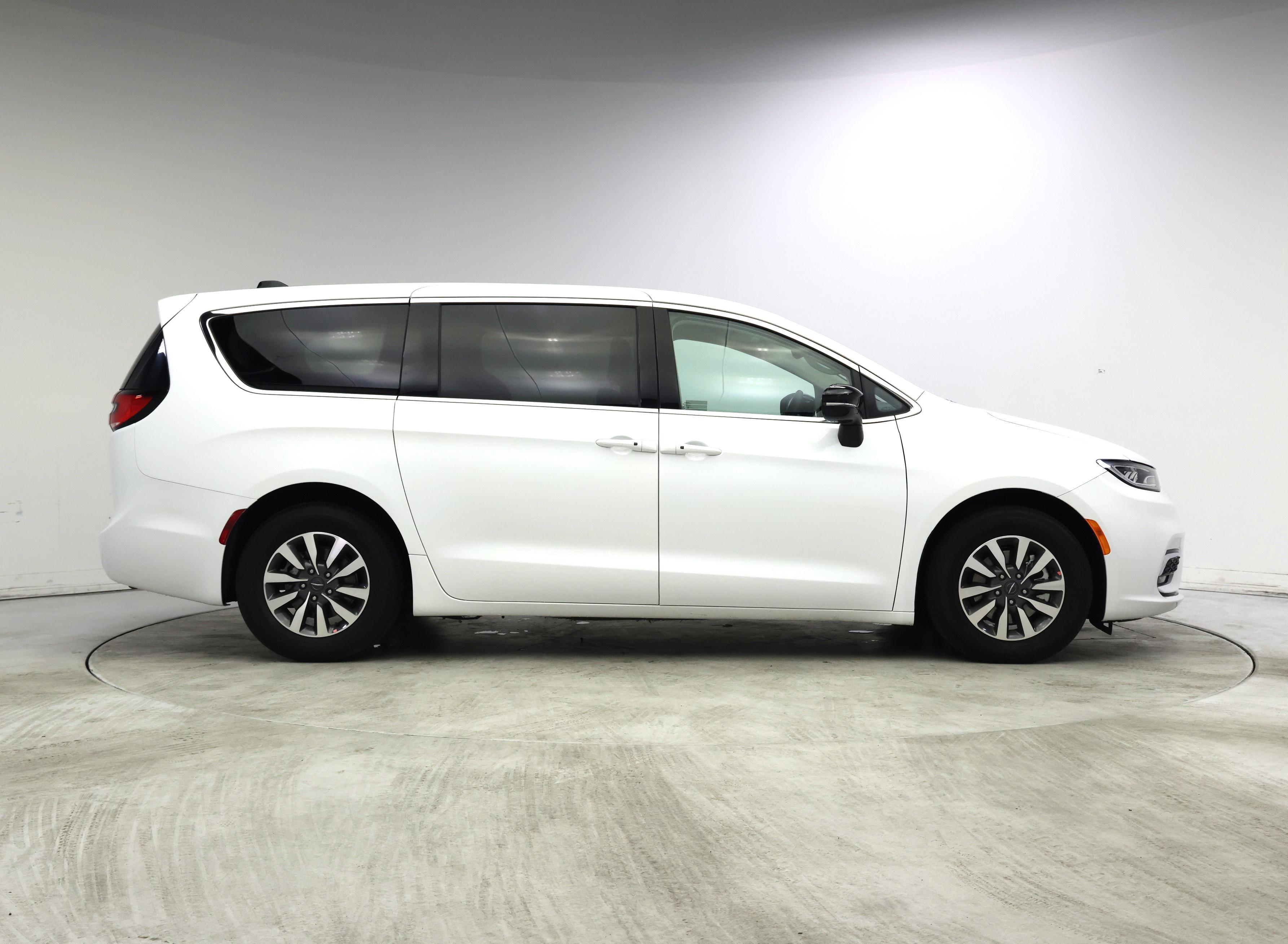 Thumbnail: 2024 Chrysler Pacifica - 7