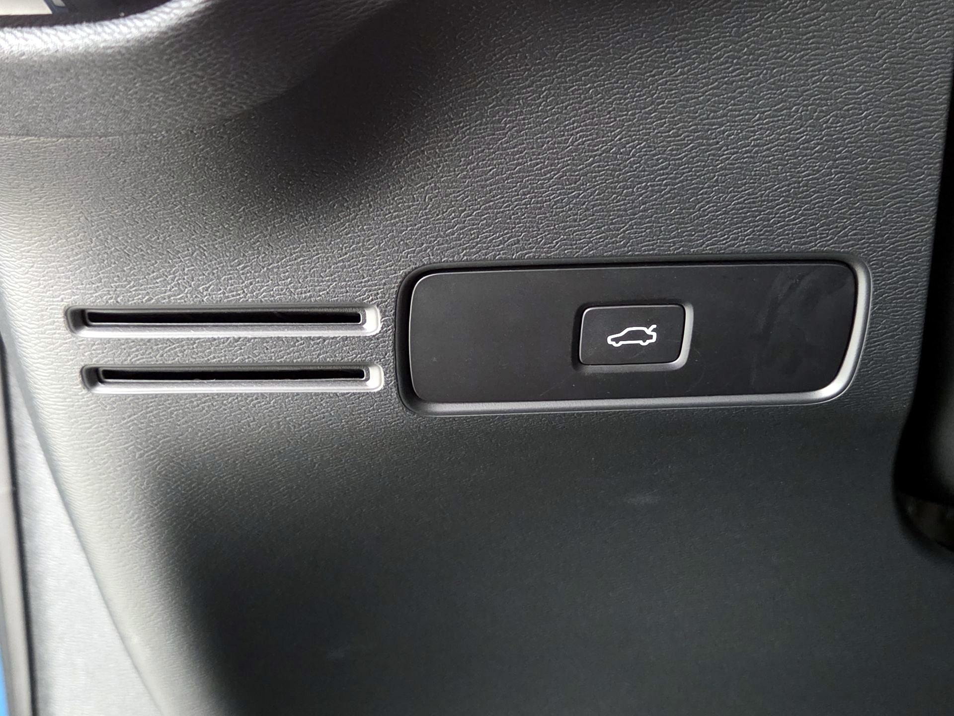 Thumbnail: 2024 Volvo C40 - 13
