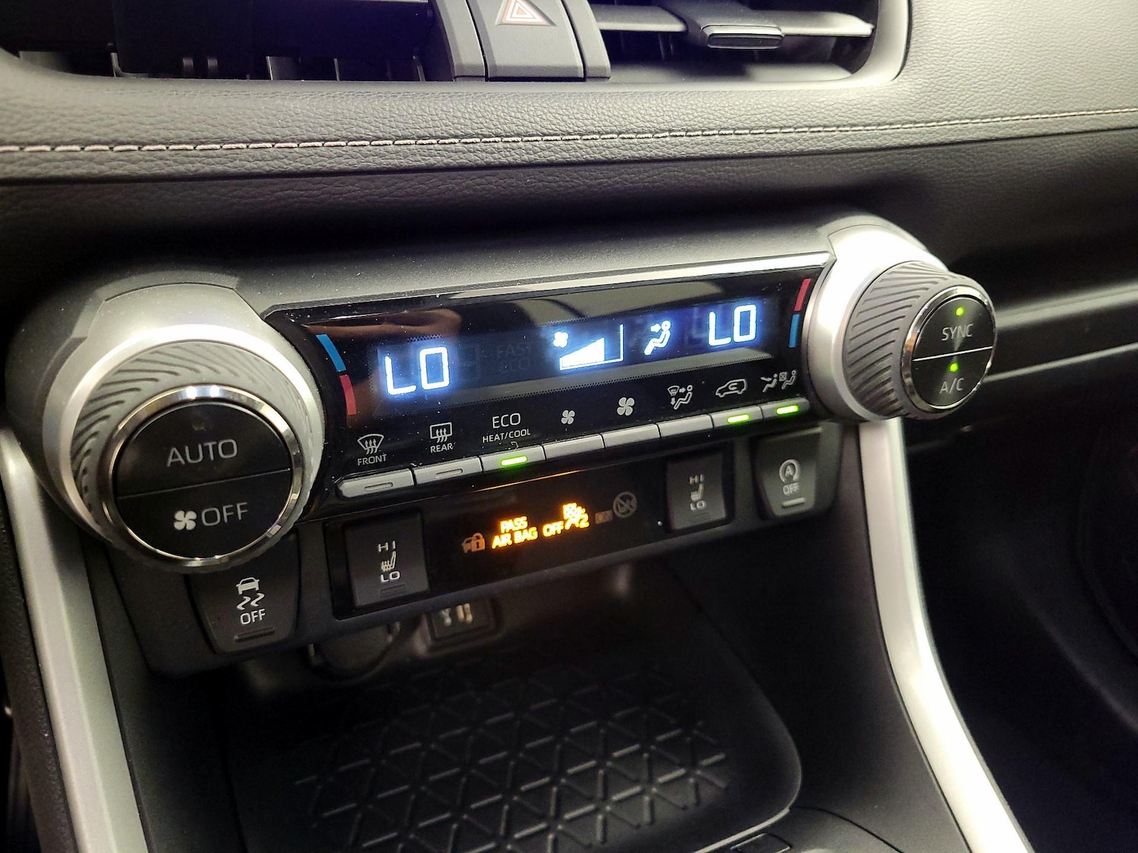 2023 Toyota RAV4 XLE - Photo 8