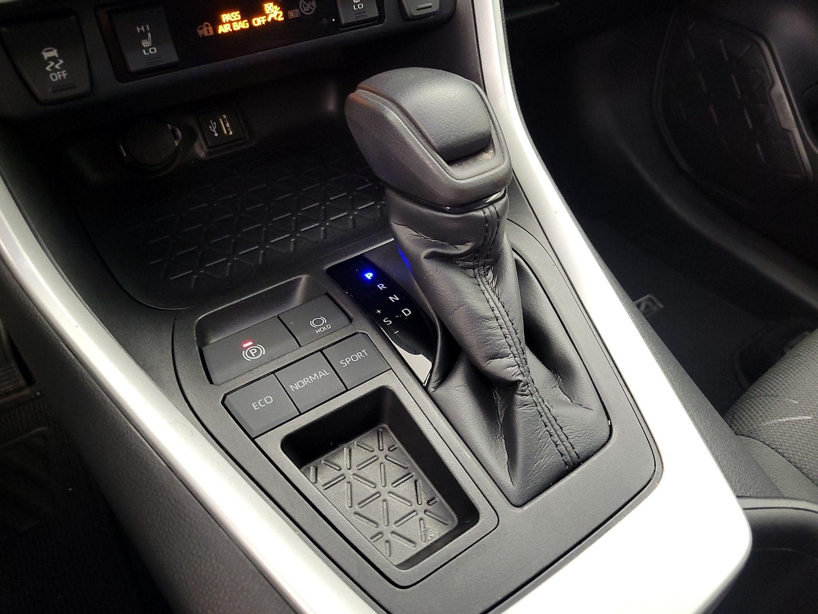 2023 Toyota RAV4 XLE - Photo 9