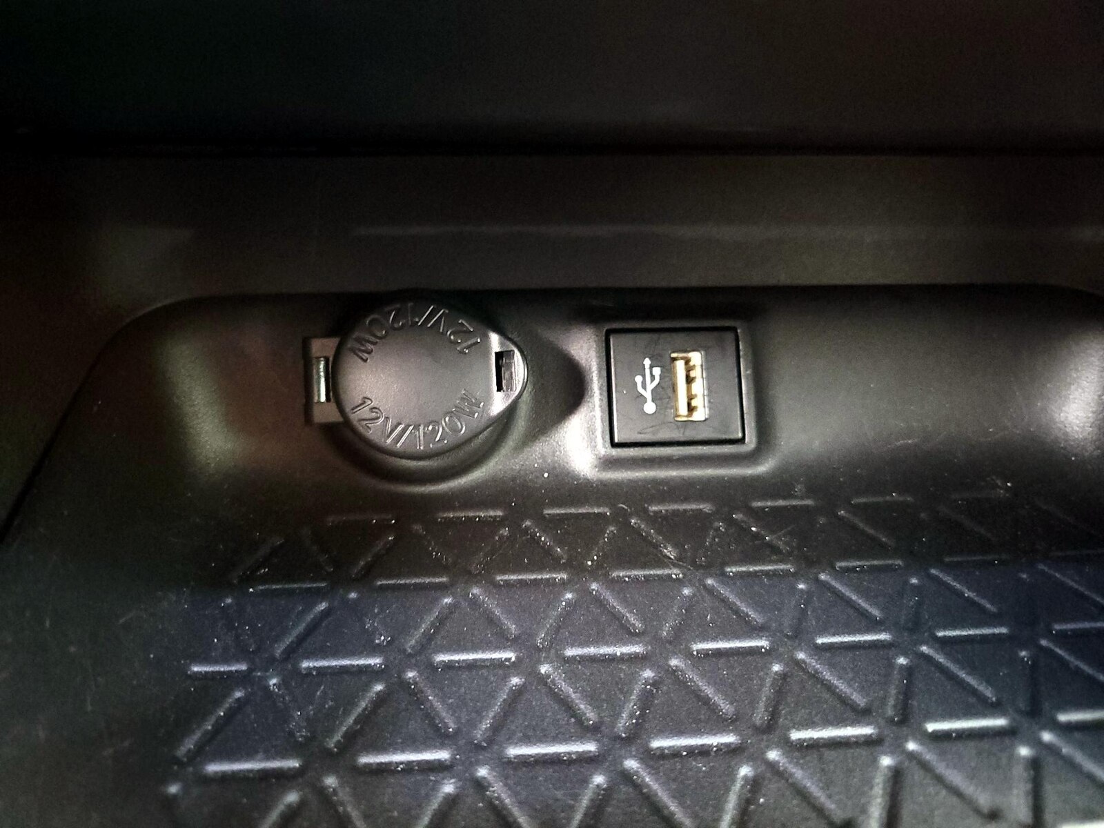 2023 Toyota RAV4 XLE - Photo 10