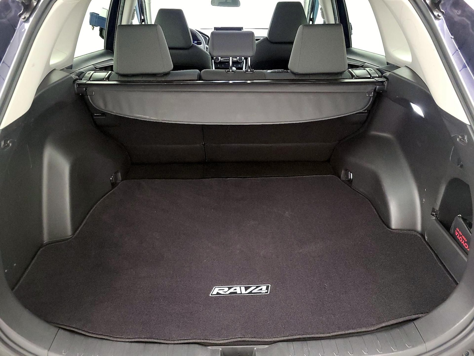 2023 Toyota RAV4 XLE - Photo 13