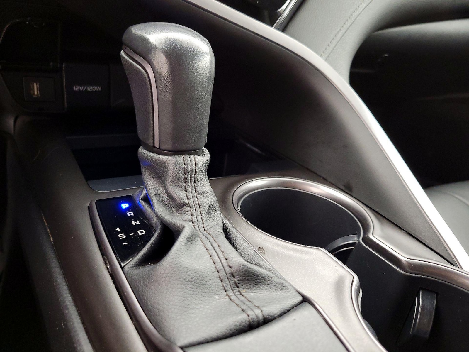 2021 Toyota Camry SE - Photo 18
