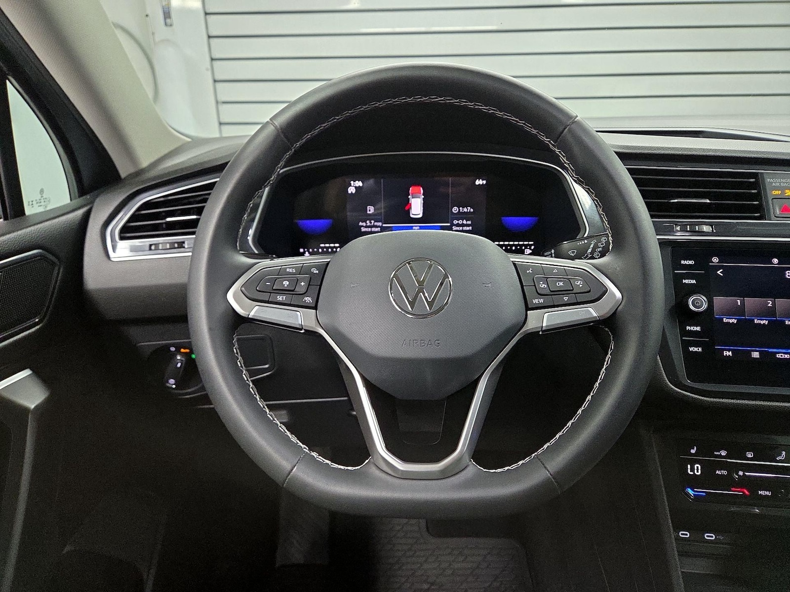2023 Volkswagen Tiguan SE - Photo 11