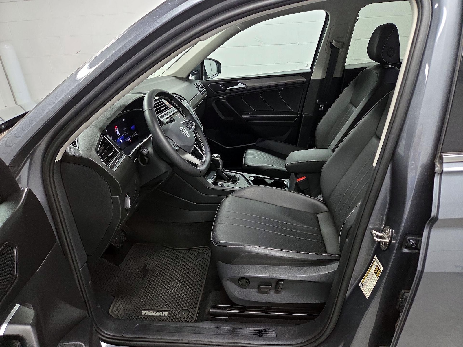 2023 Volkswagen Tiguan SE - Photo 12