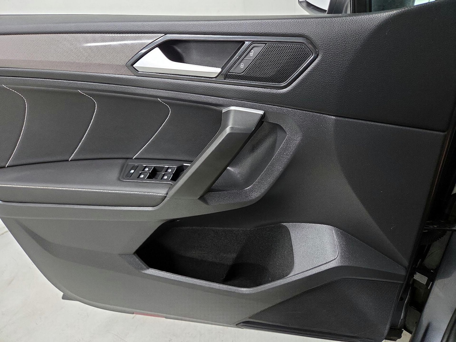 2023 Volkswagen Tiguan SE - Photo 13
