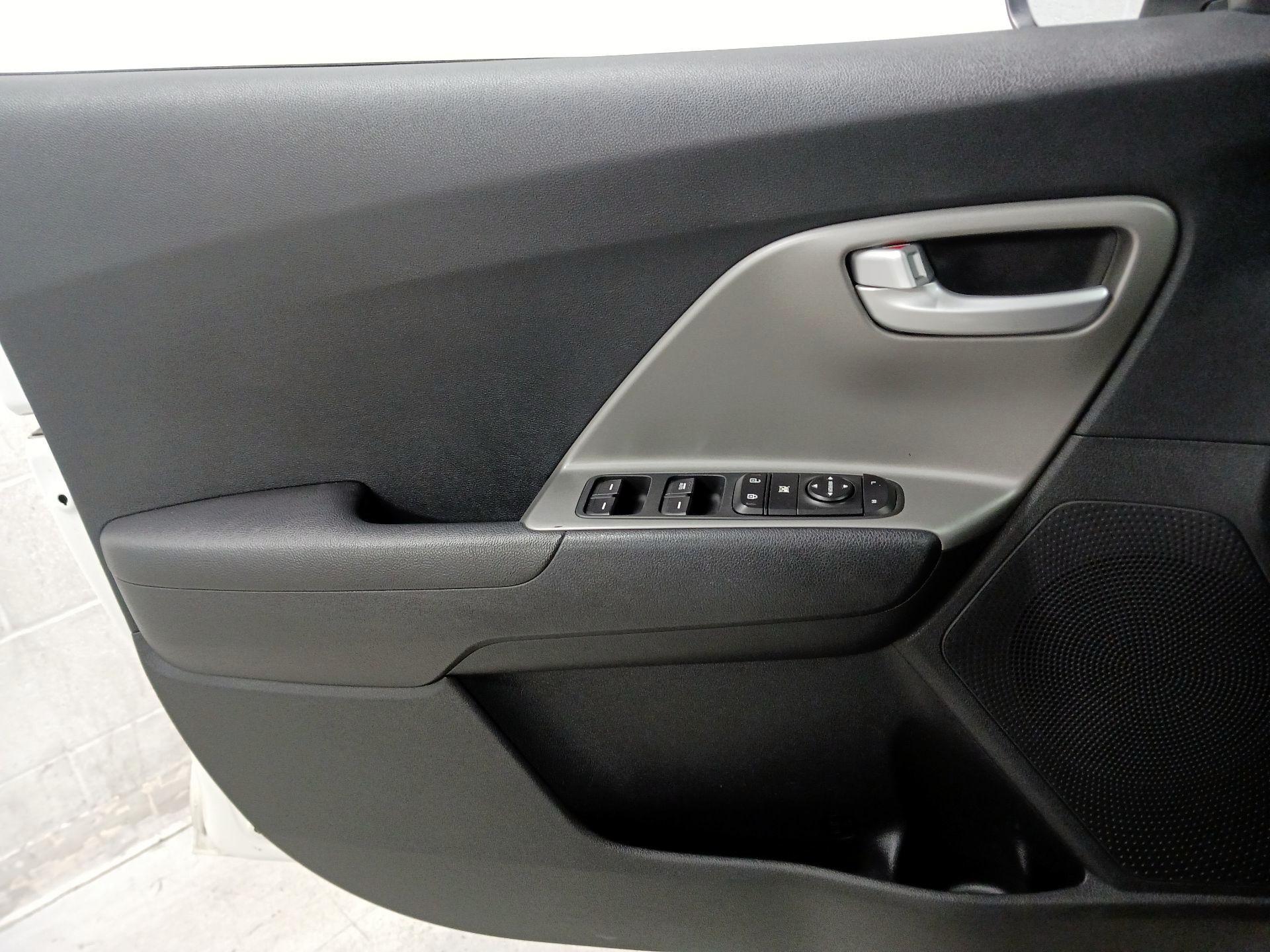 Thumbnail: 2018 Kia Niro - 12