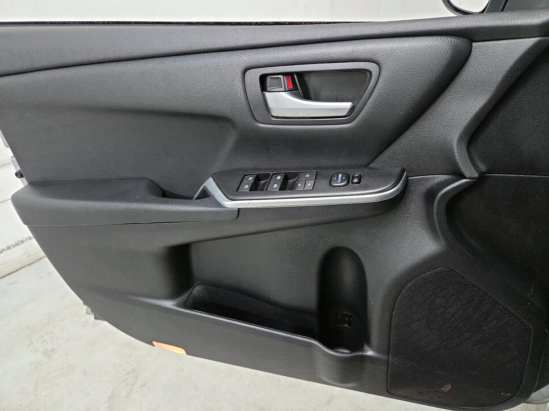 Thumbnail: 2015 Toyota Camry - 12