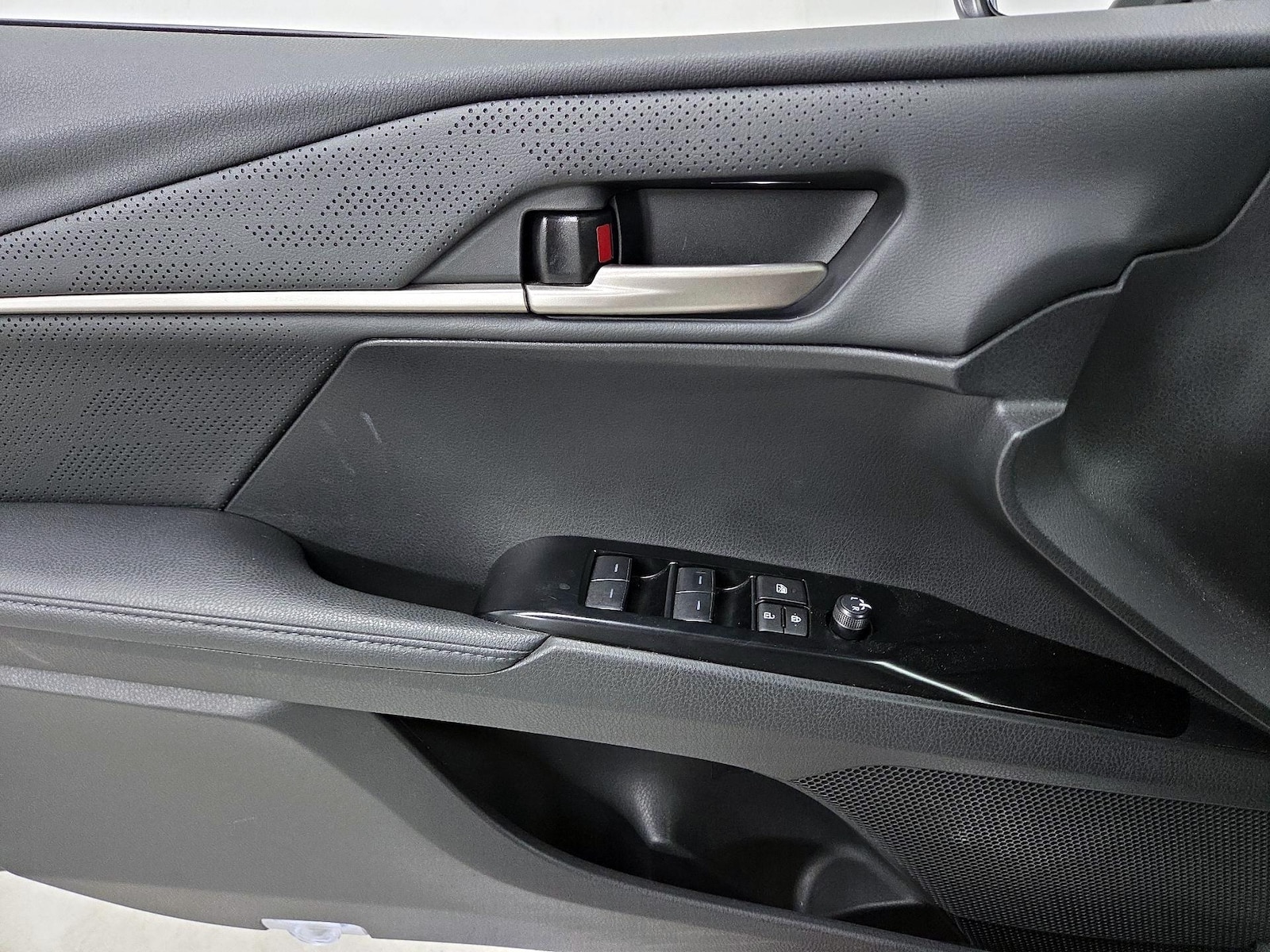 2025 Toyota Camry XSE - Photo 13
