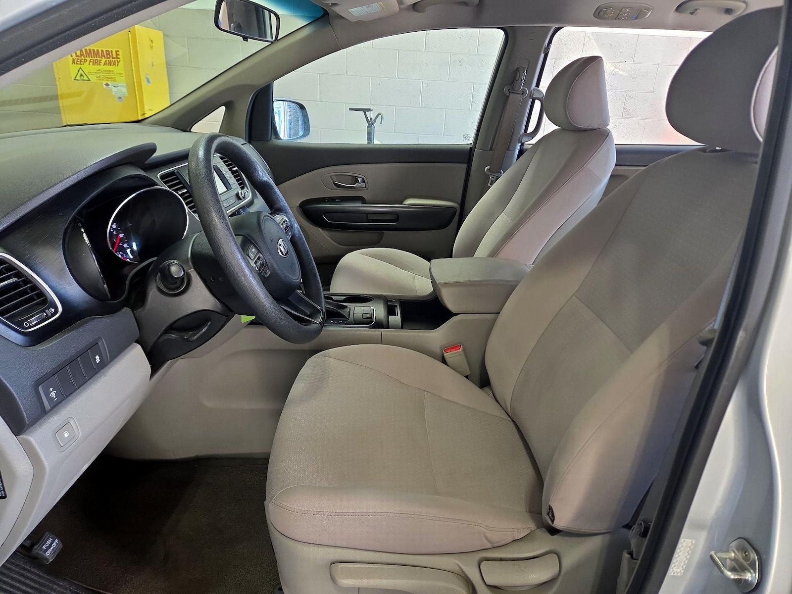 2018 Kia Sedona L - Photo 10