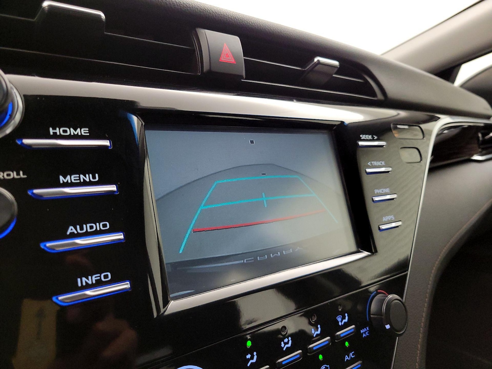 2018 Toyota Camry LE - Photo 14