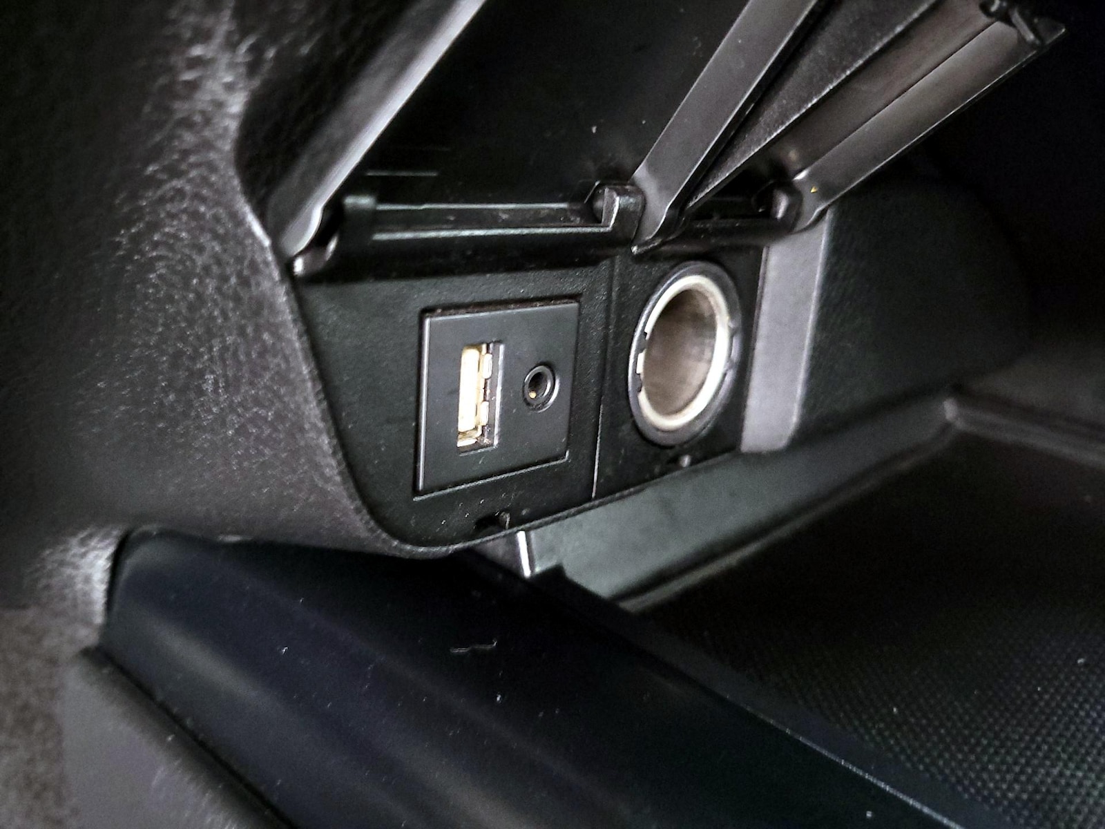 2018 Toyota Camry LE - Photo 18