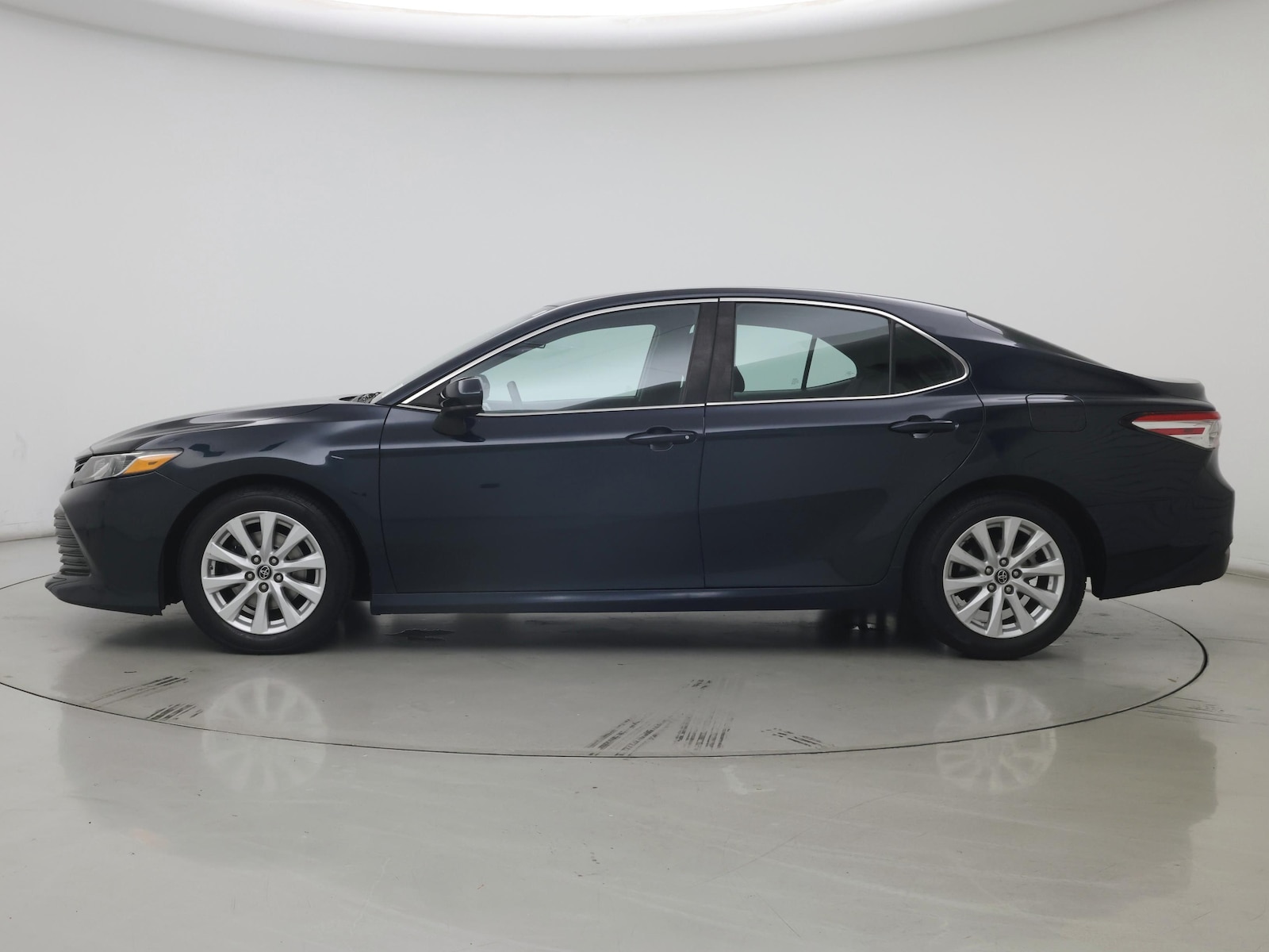 2018 Toyota Camry LE - Photo 4