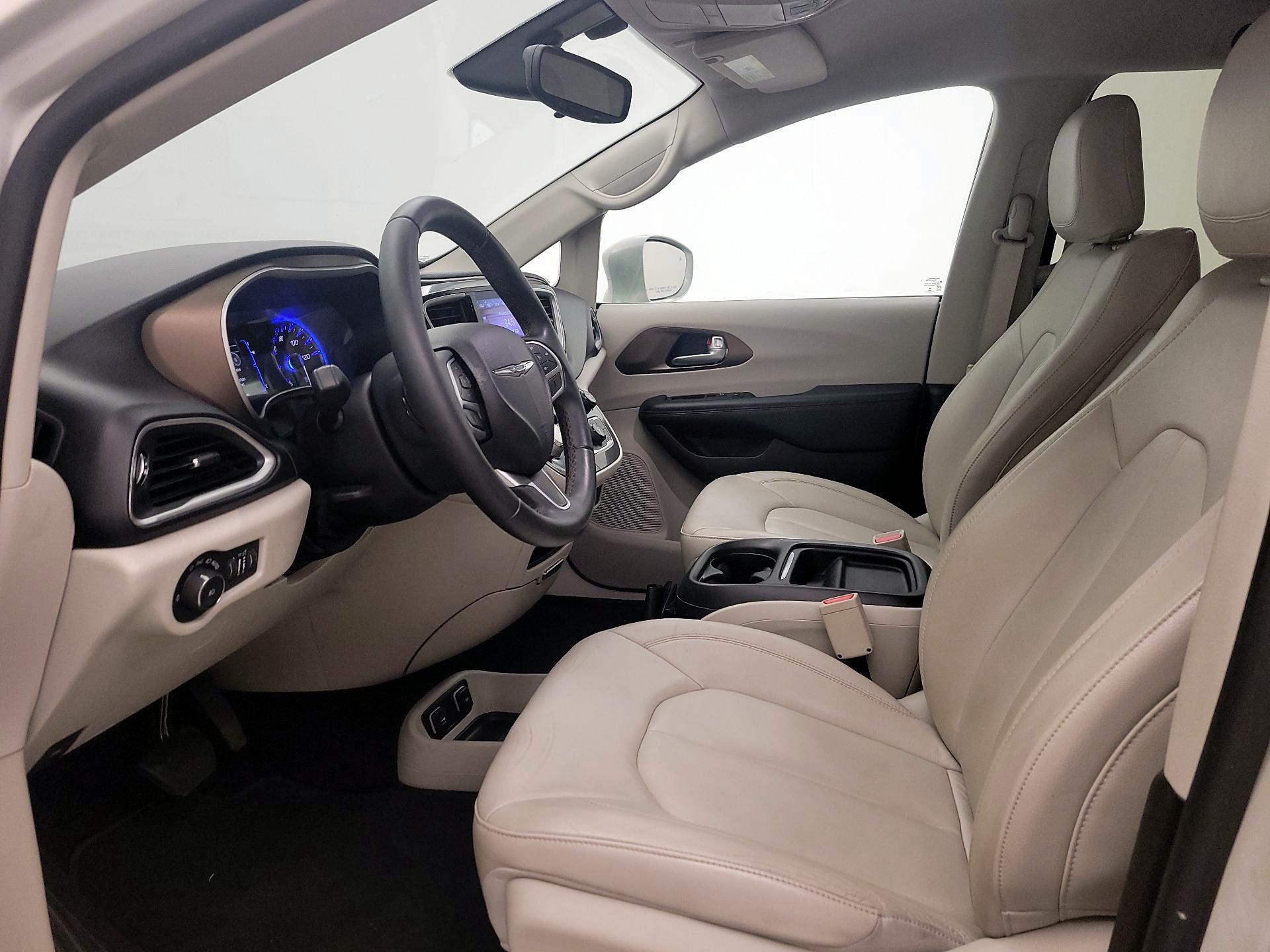 Thumbnail: 2017 Chrysler Pacifica - 11