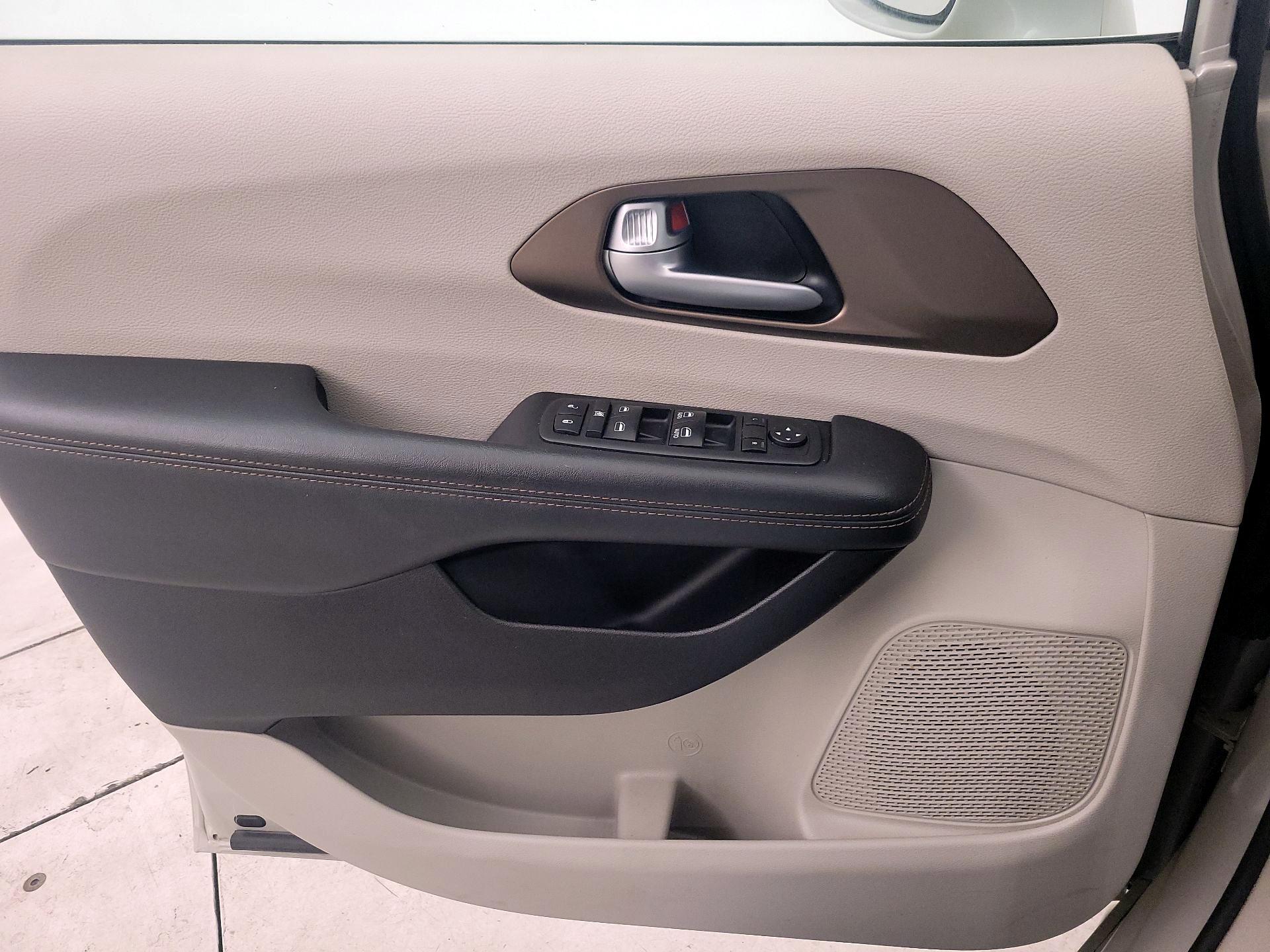 Thumbnail: 2017 Chrysler Pacifica - 12