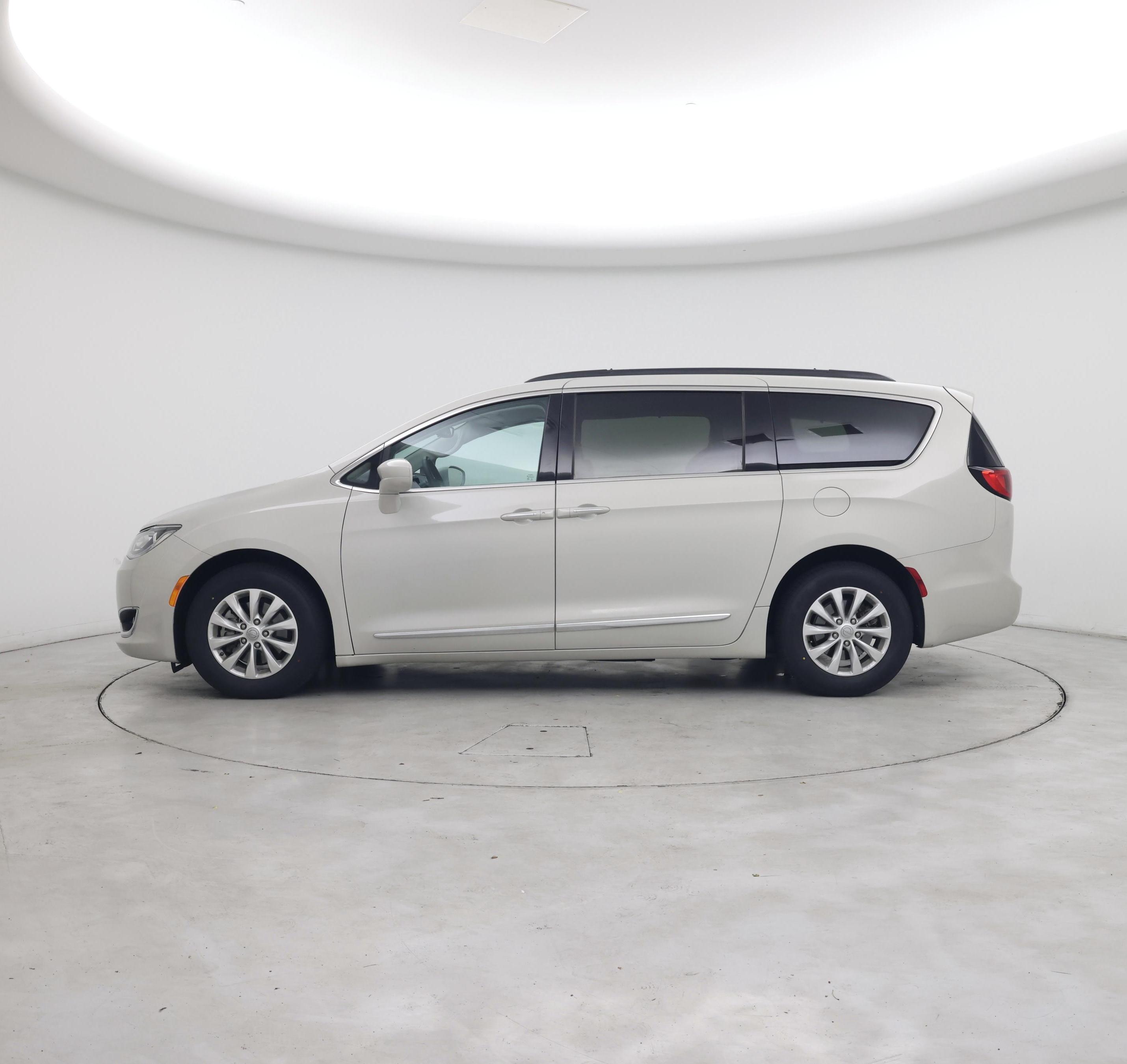 Thumbnail: 2017 Chrysler Pacifica - 3