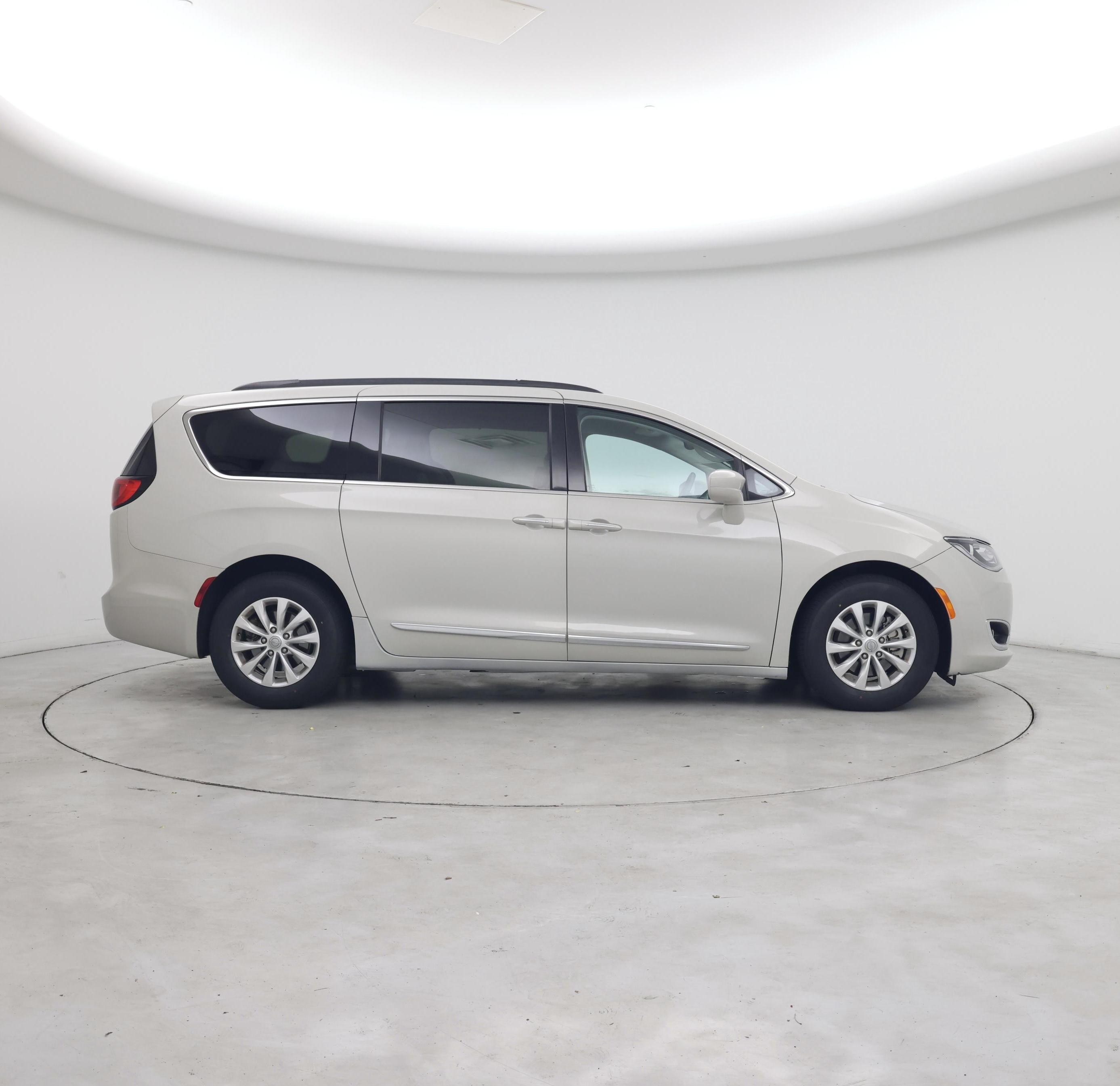 Thumbnail: 2017 Chrysler Pacifica - 7