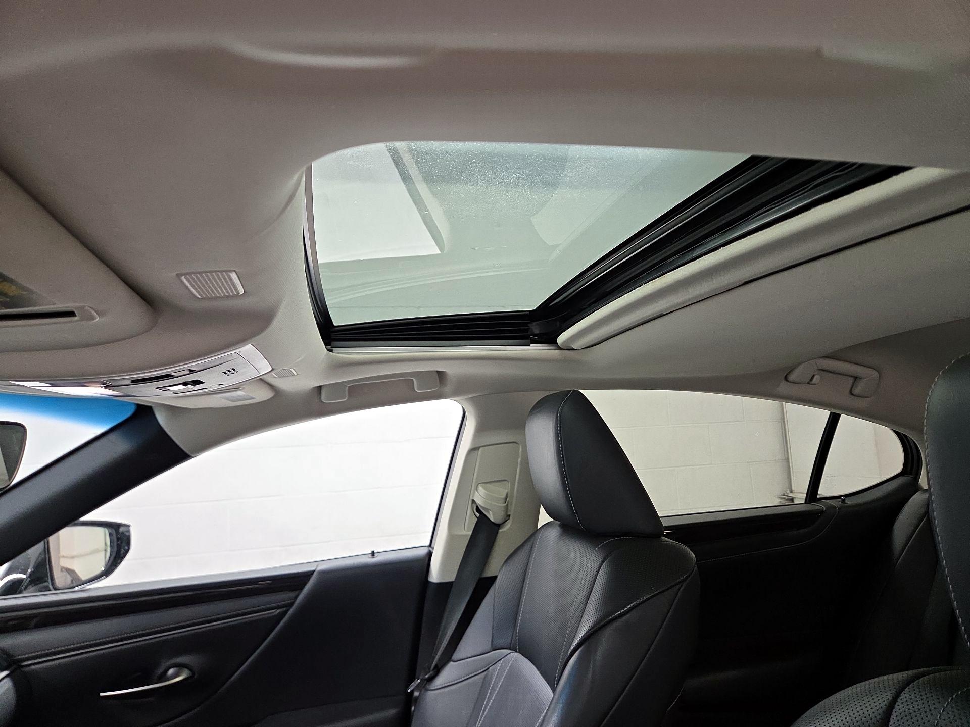 Thumbnail: 2019 Lexus ES - 20
