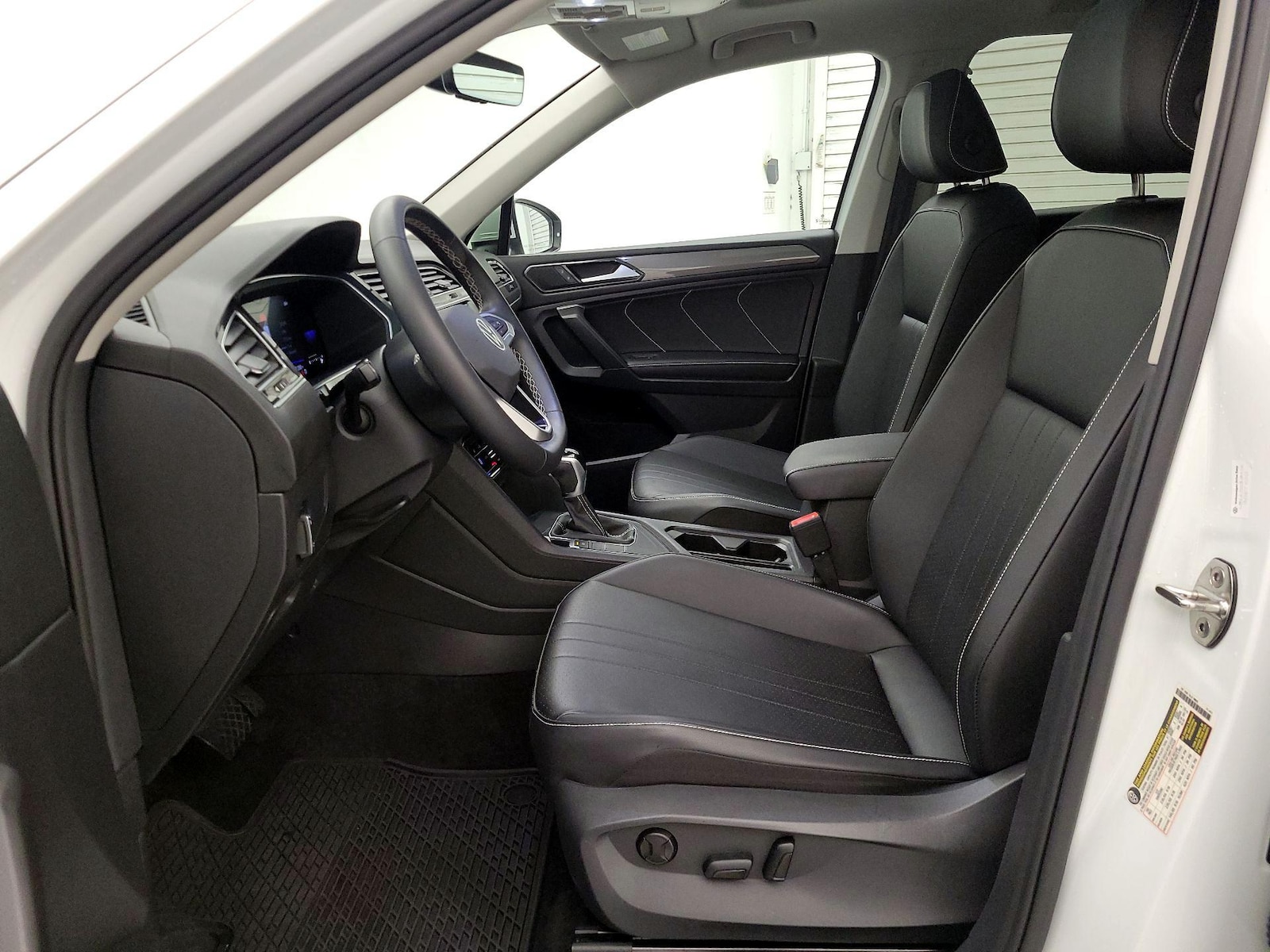 2023 Volkswagen Tiguan SE - Photo 12