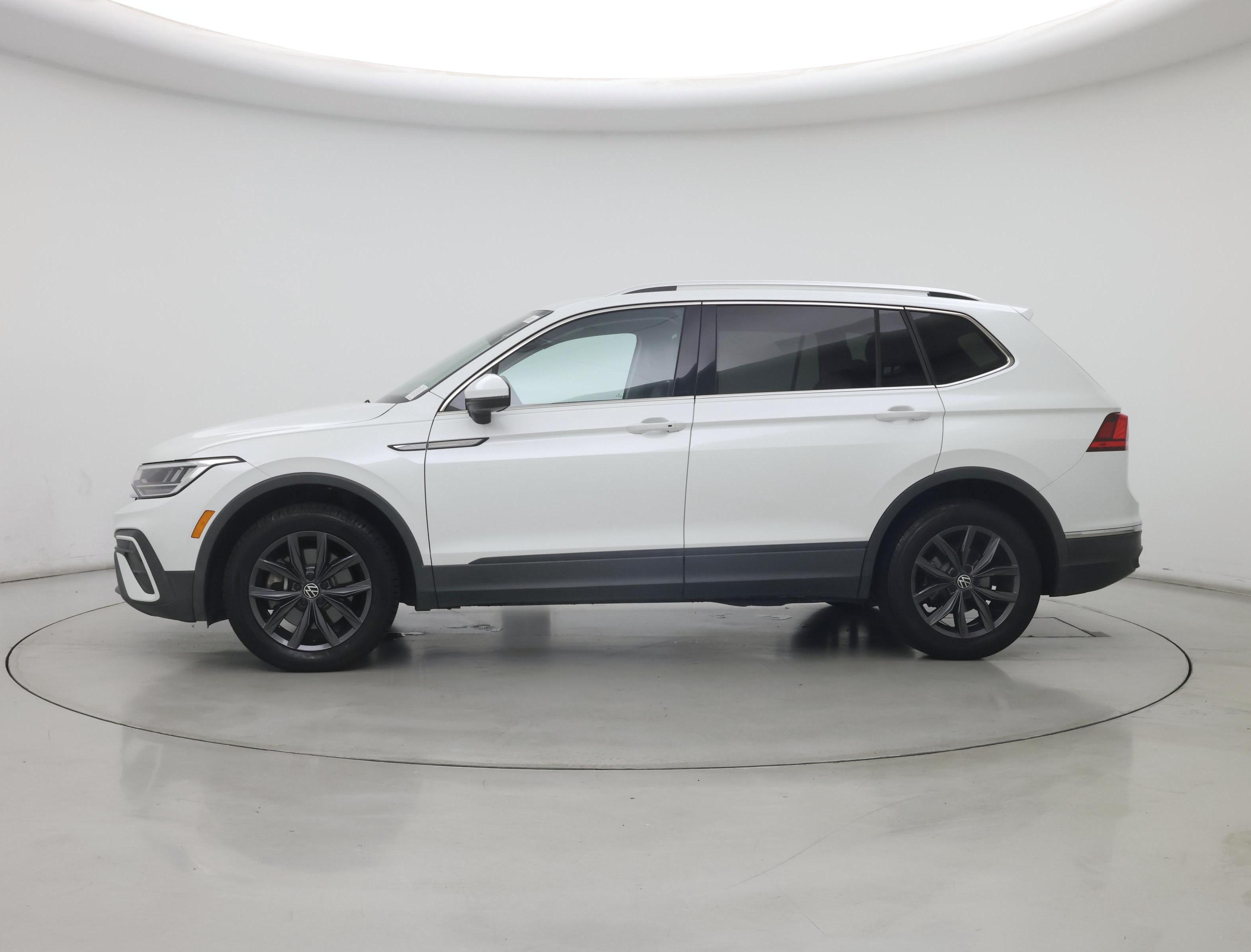 Thumbnail: 2023 Volkswagen Tiguan - 3