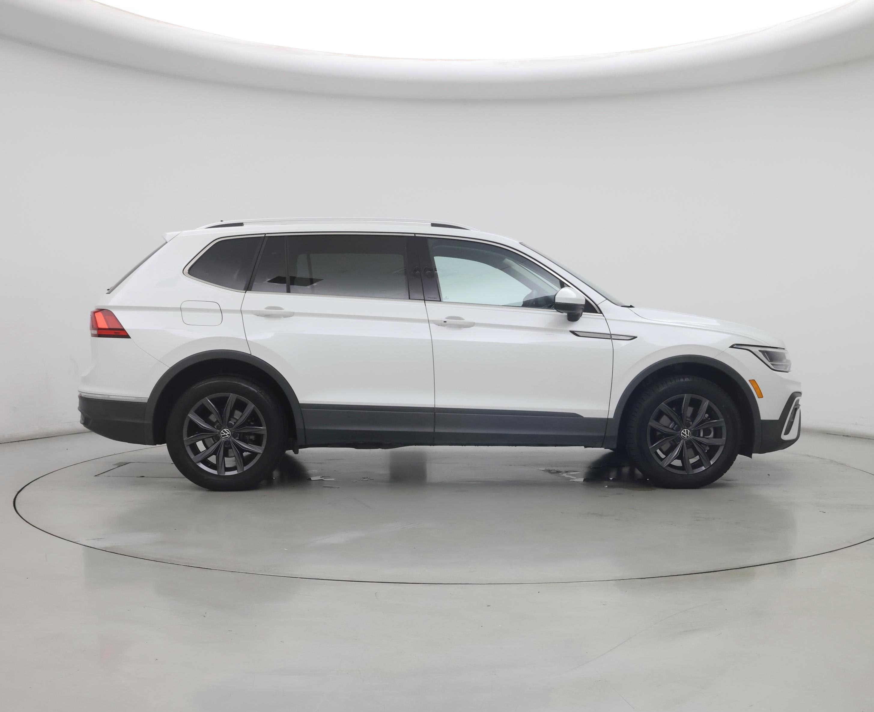 Thumbnail: 2023 Volkswagen Tiguan - 7