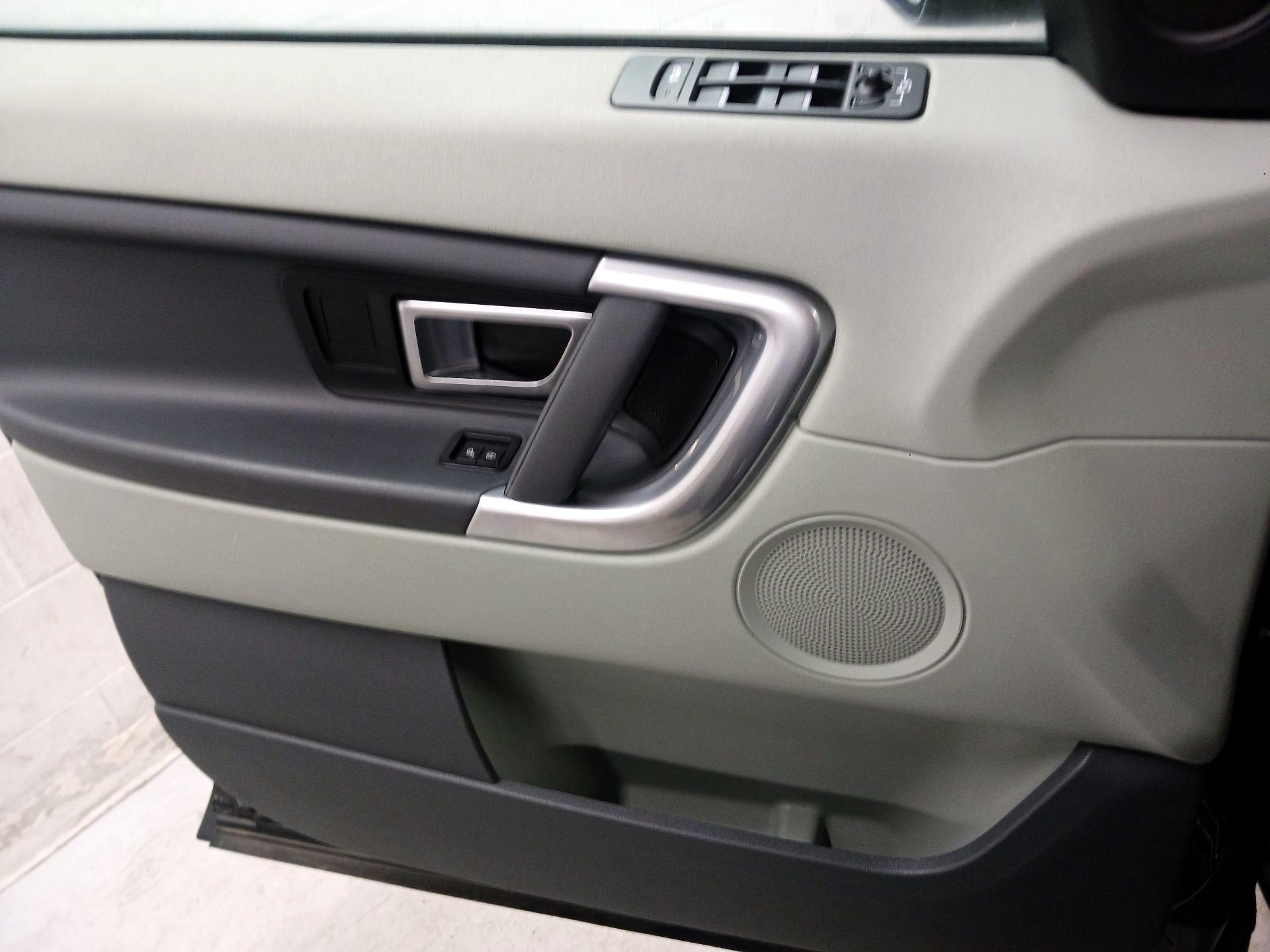 Thumbnail: 2017 Land Rover Discovery Sport - 12