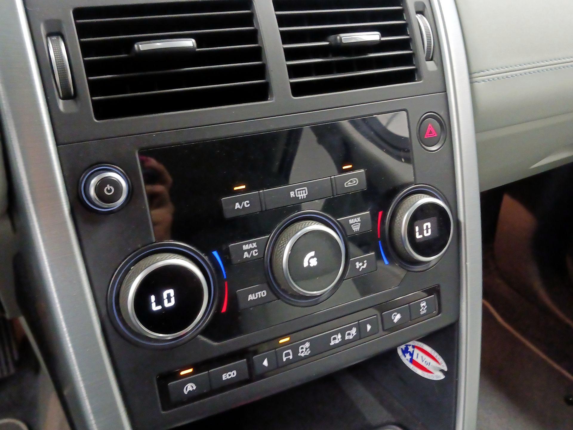 Thumbnail: 2017 Land Rover Discovery Sport - 14