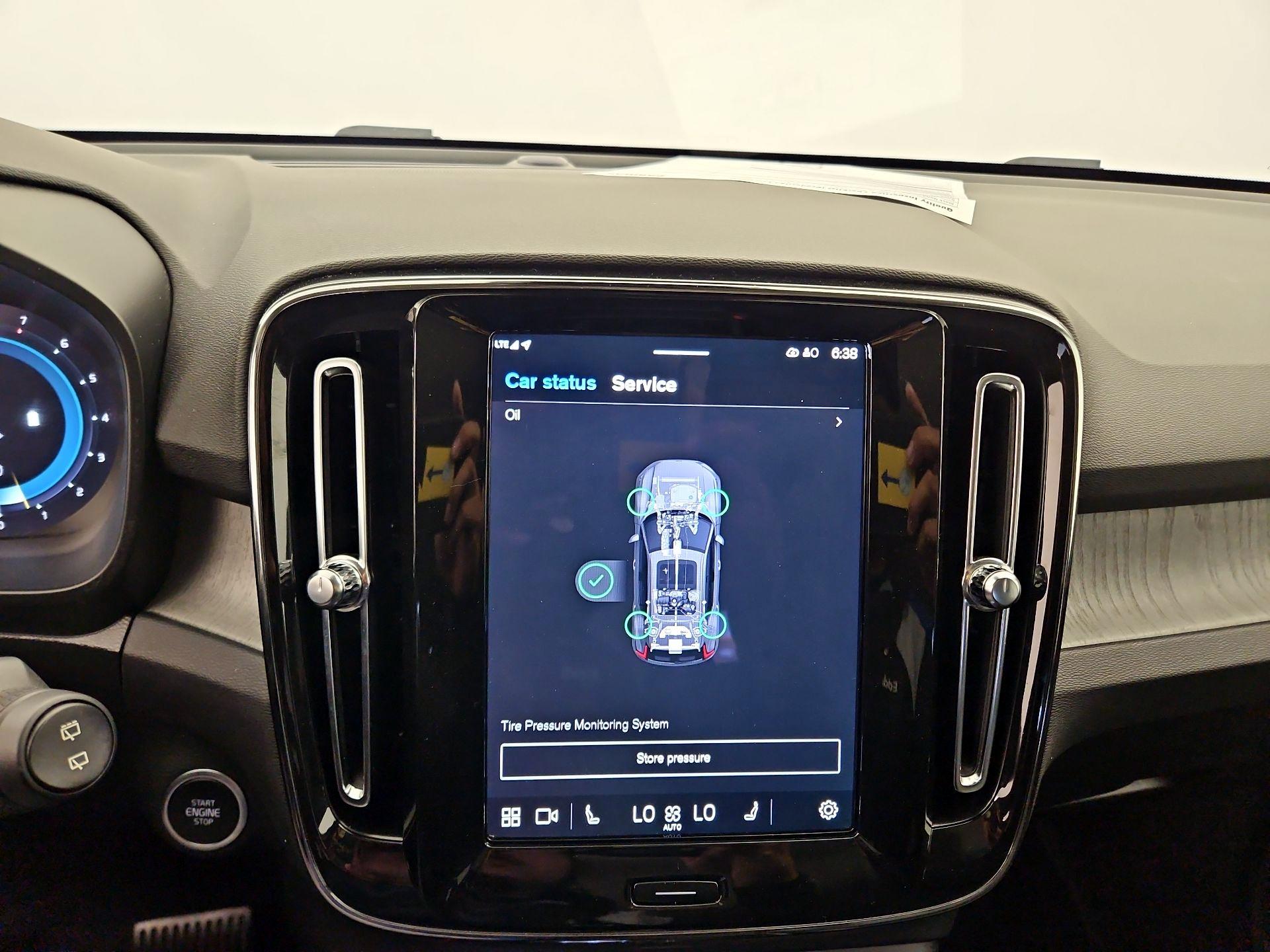 Thumbnail: 2025 Volvo XC40 - 14