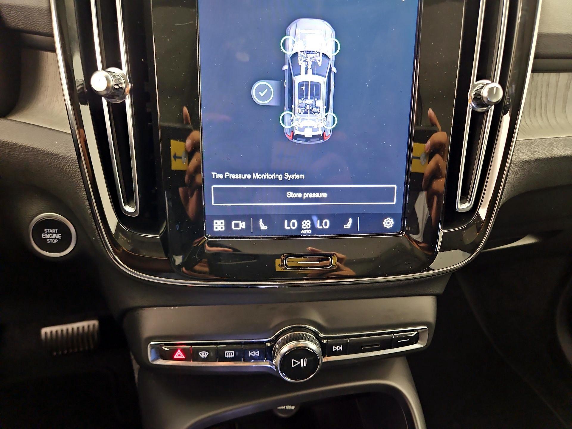 Thumbnail: 2025 Volvo XC40 - 15