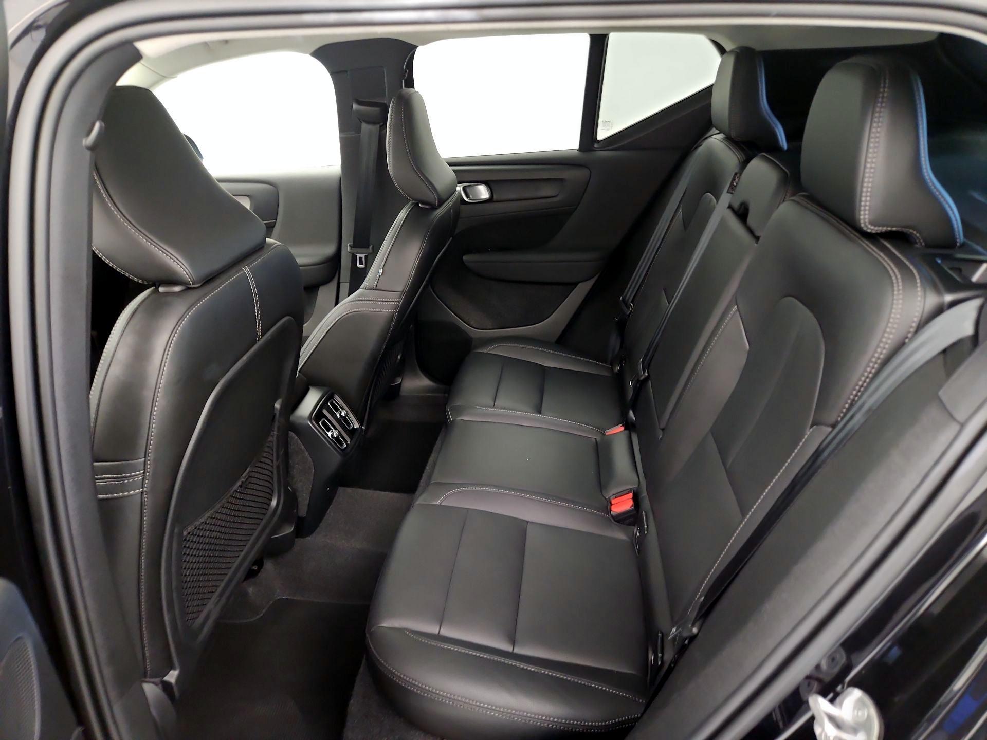 Thumbnail: 2025 Volvo XC40 - 18